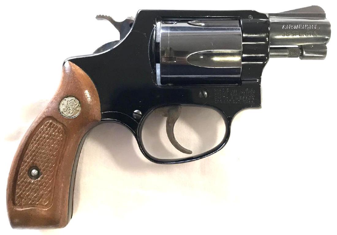 Smith & Wesson Model 37 Airweight: Vintage Smith & Wesson Airweight Revolver.Â Serial number J852086 It is extremely light.Â The finish is in very good to excellent condition.Â It is chambered for the .38 Special round.Â -T