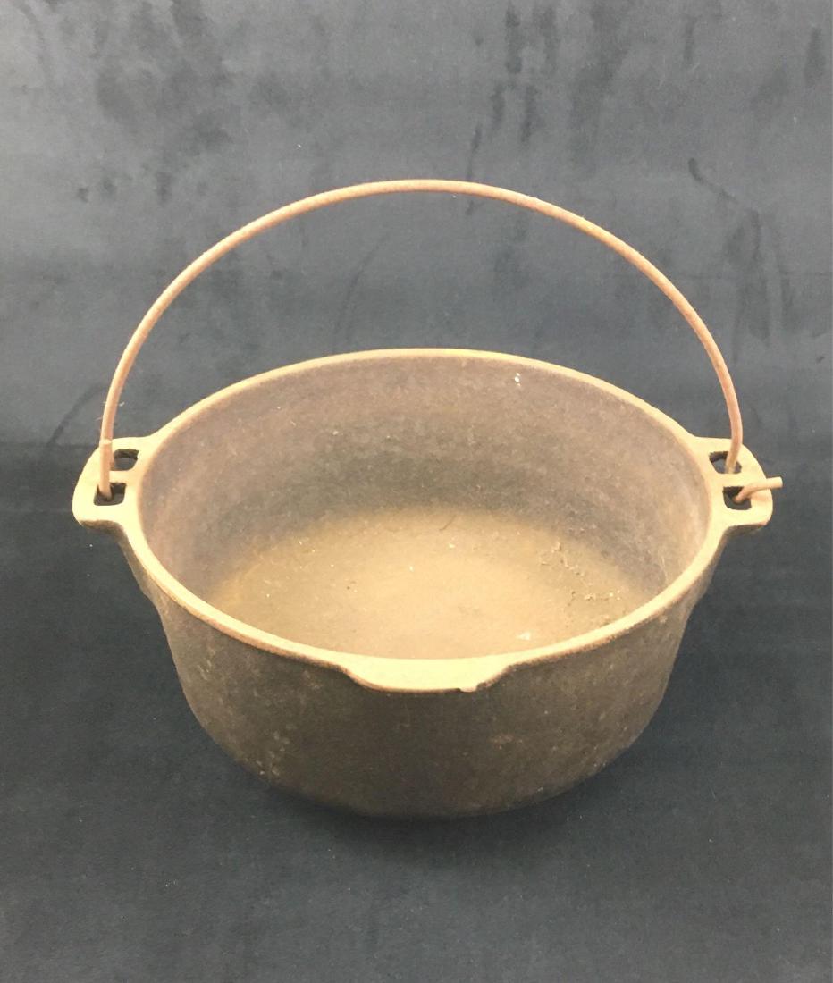 Wagner Ware 0 Dutch Oven Cast Iron: Wagner 1891 model 0 dutch oven in cast iron with handle. 5 quart capacity and measuring 10.1/2 diameter, 4.1/2" deep.