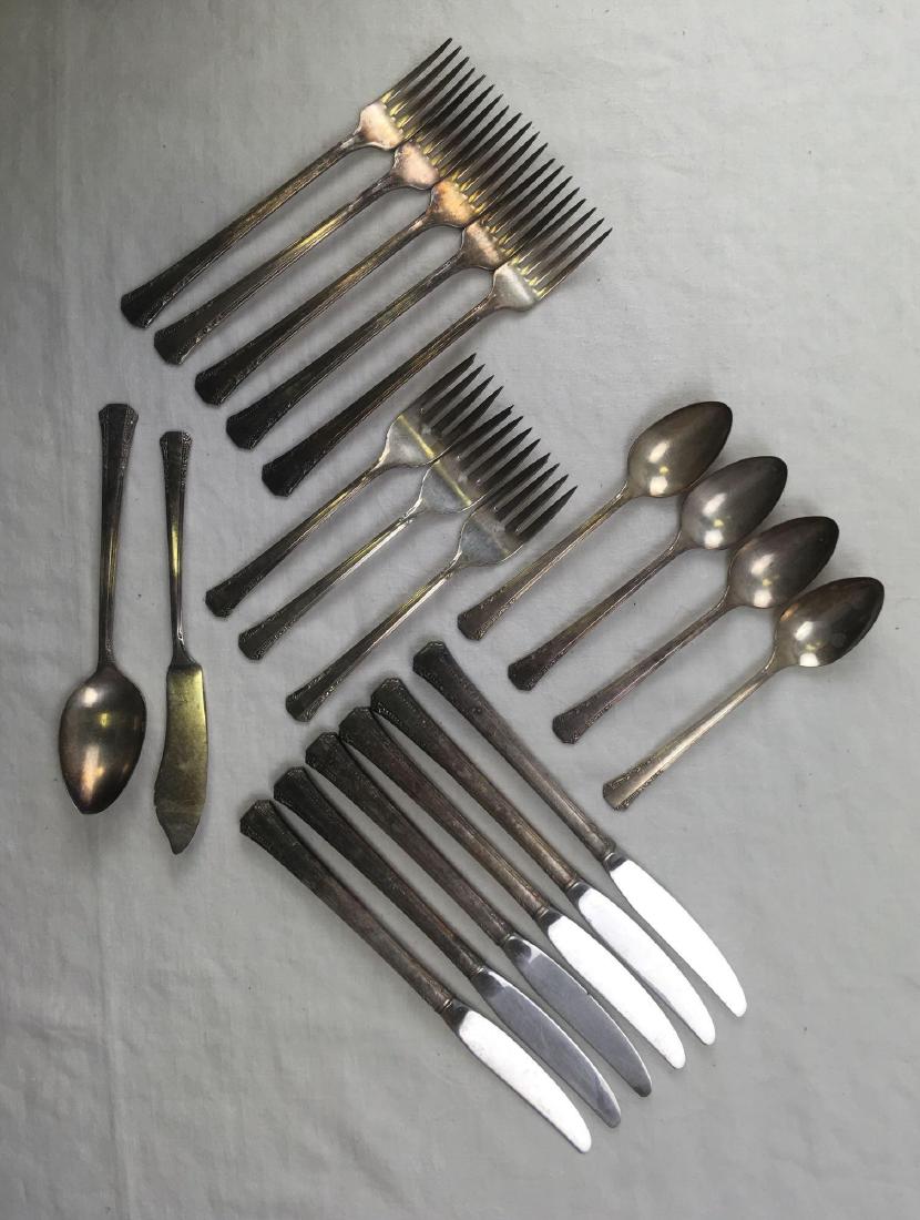 1881 Rogers Oneida Silver Plate Silverware Lot: 1881 Rogers Oneida Silver Plate Silverware 19 piece Lot. 8 forks, 5 knives, 5 spoons, 1 butter knife.Â