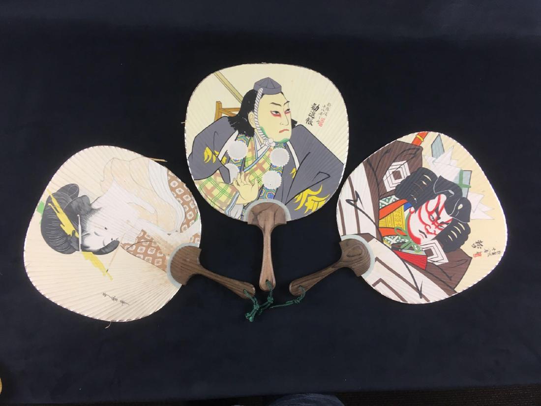 3 Vintage Japanese Large Round Hand Fans: 3 Vintage Japanese Large Round Hand Fans; each showing a a portrait of Edo period character. Are all in good condition; each is in good condition. The fan showing the geishaÂ shows some slight stain