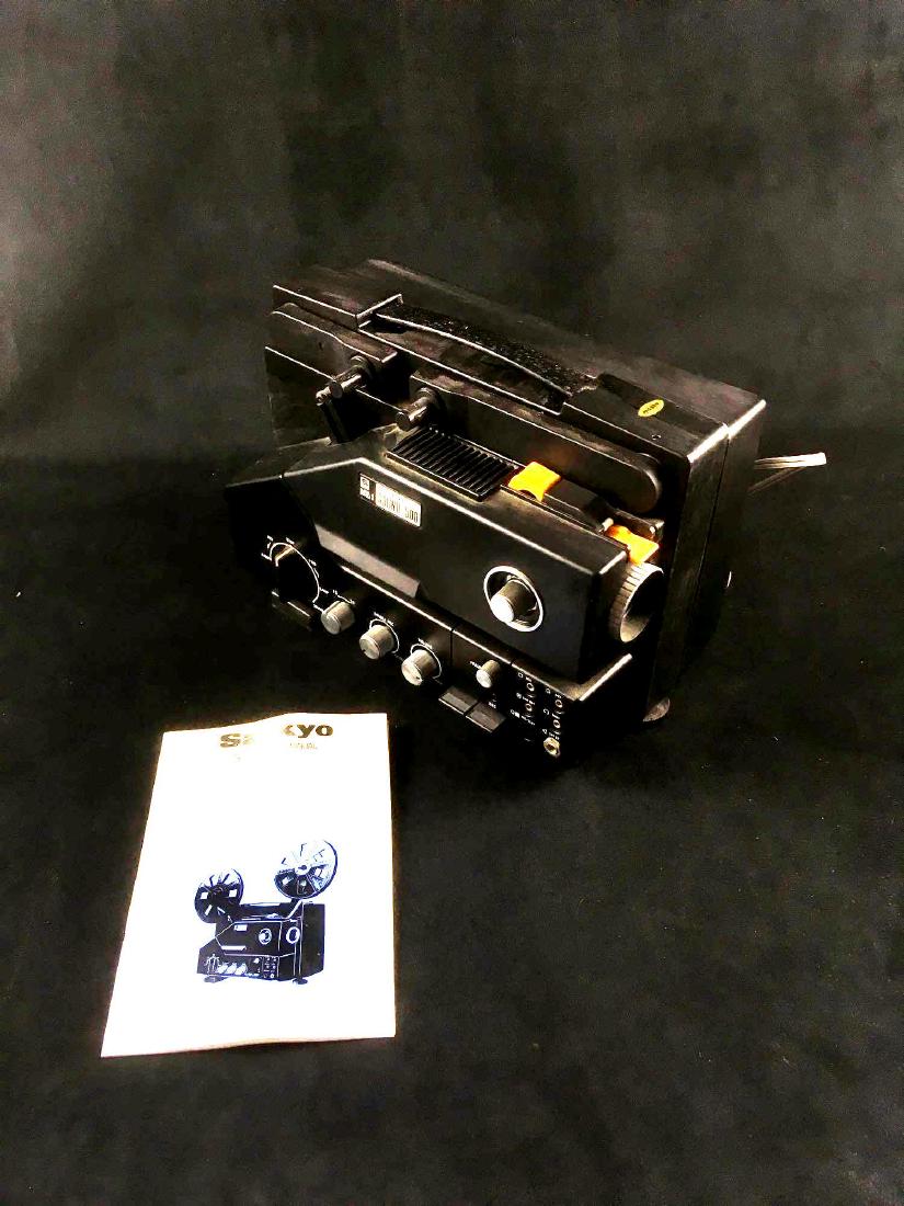 Vintage 8 MM Projector Sankyo Sound 500: Vintage 8 MM Projector, Sankyo Sound 500; this very Mid Century Modern projector includes the original instruction manual. While we do not have a Super 8 film to test, the projector has been plugged i