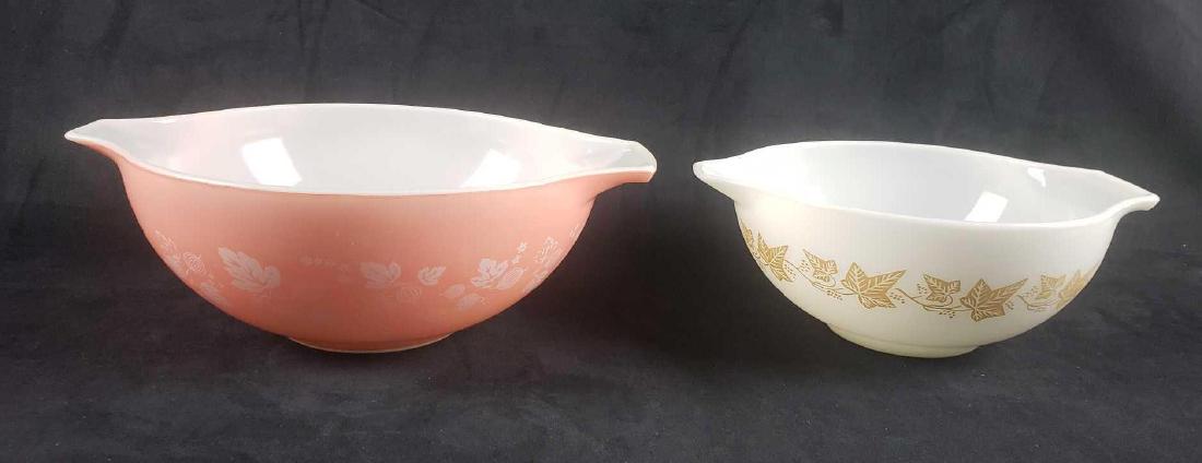 Mid Century Modern Pyrex Glass Baking Dishes: Mid Century Modern Pyrex Glass Baking Dishes. These two dishes are in great used condition. The set includes:Â 1 pink large Pyrex baking dish. Condition: scratches on the exterior (see images). Mea