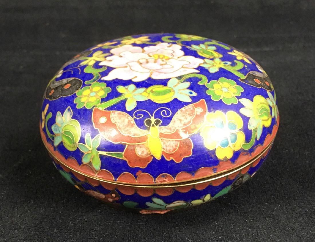 Vintage Round Cloisonne Trinket Box With Lid: Vintage Round Cloisonne Trinket Box With Lid; shows a nice floral pattern. this piece is in good condition, there are no chips or cracks noted. The dish with lid measures 1 1/2" H x 3 1/4" DIA.