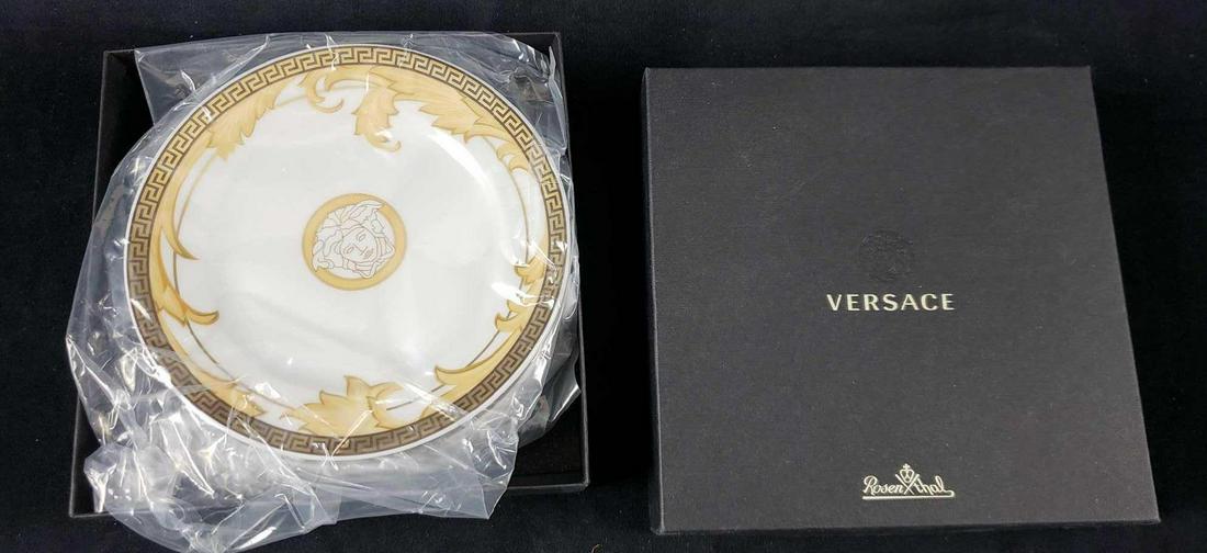 Set of 4 Versace Rosenthal Arabesque Champagne Dessert: Set of 4 Versace Rosenthal Arabesque Champagne Dessert Plates. This set of plates is in excellent condition. The plates look to have never been used and are still in the original packaging. Plates hav