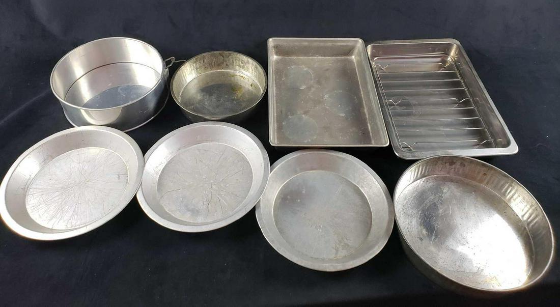 Lot of 8 Stainless Steel and Aluminum Pans: Lot of 8 Stainless Steel and Aluminum Pans. This lot is in fair condition. Lot contains: 1 round cake pan. Condition: lots of tarnishing. Needs to be cleaned to remove dirt. Measures 8.5" D x 2" H.Â�