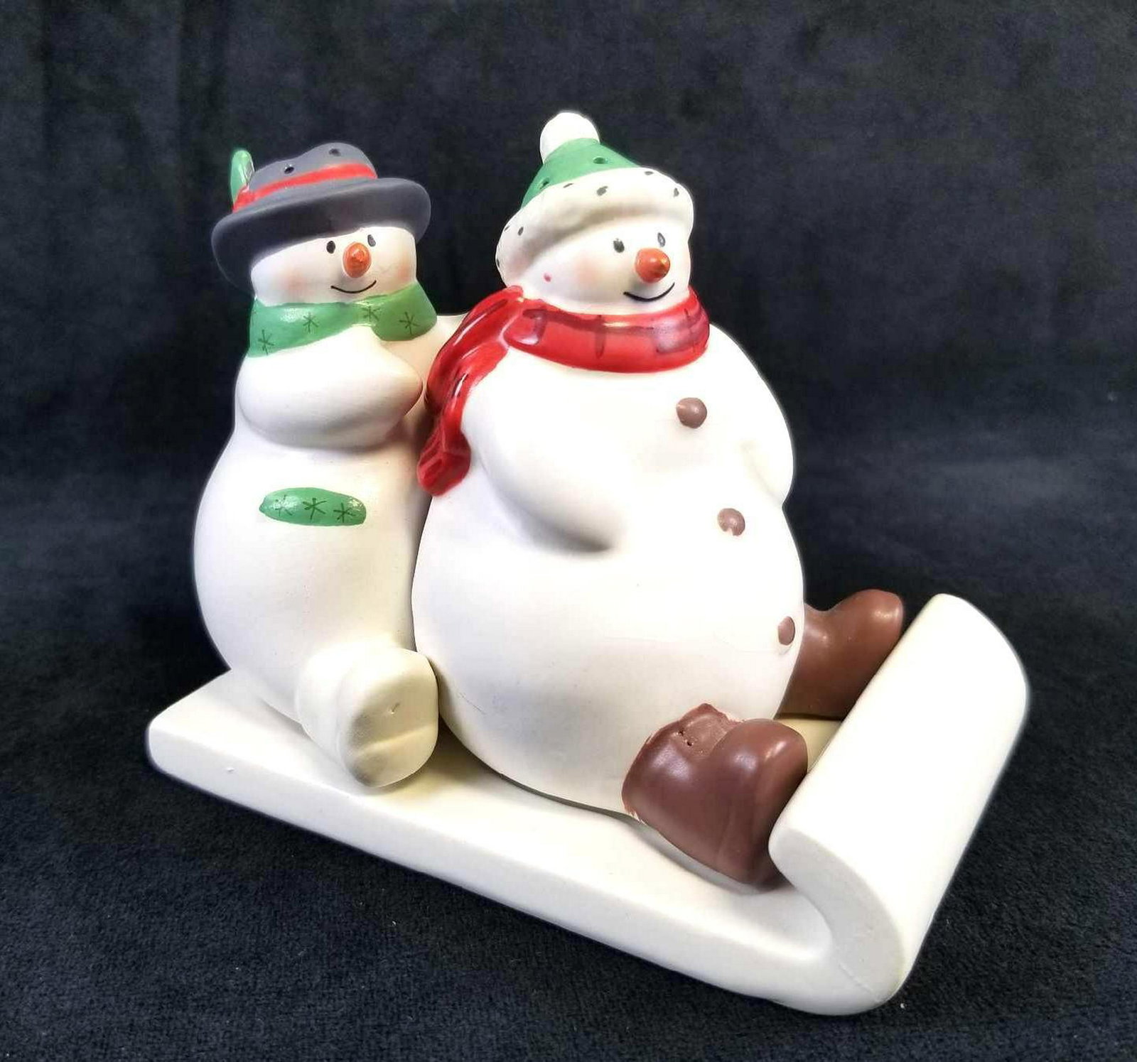 Hallmark Salt and Pepper Shaker Set Snowmen on Sled: This Hallmark Salt and Pepper set of Snowman on Sled tray is a 3 piece set. Ceramic, hand painted. Approx measurements: 5 W x 3.5 H