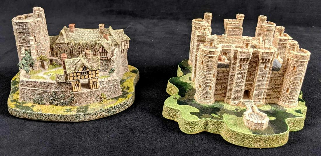 Sold Out Lilliput Lane Historic Castles Of Britan Set: Set of two Lilliput Lane Castles. Consists ofÂ Stokesay which measures approx 5" x 4" x 3 1/2" and Bodiam is approx 6"x 6" x 3". Both are in good condition with no noticeable chips or scratches. Bo