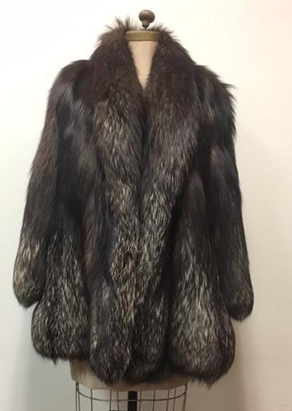 Very Fine Mid Length Dark Silver Fox Fur Wrap Style: Very Fine Mid Length Dark Silver Fox Fur Wrap Style Coat; a very stylish coat that shows a silver dapple in a dark pelt. Very nice and interesting color. The wrap style coat shows a single clasp and (