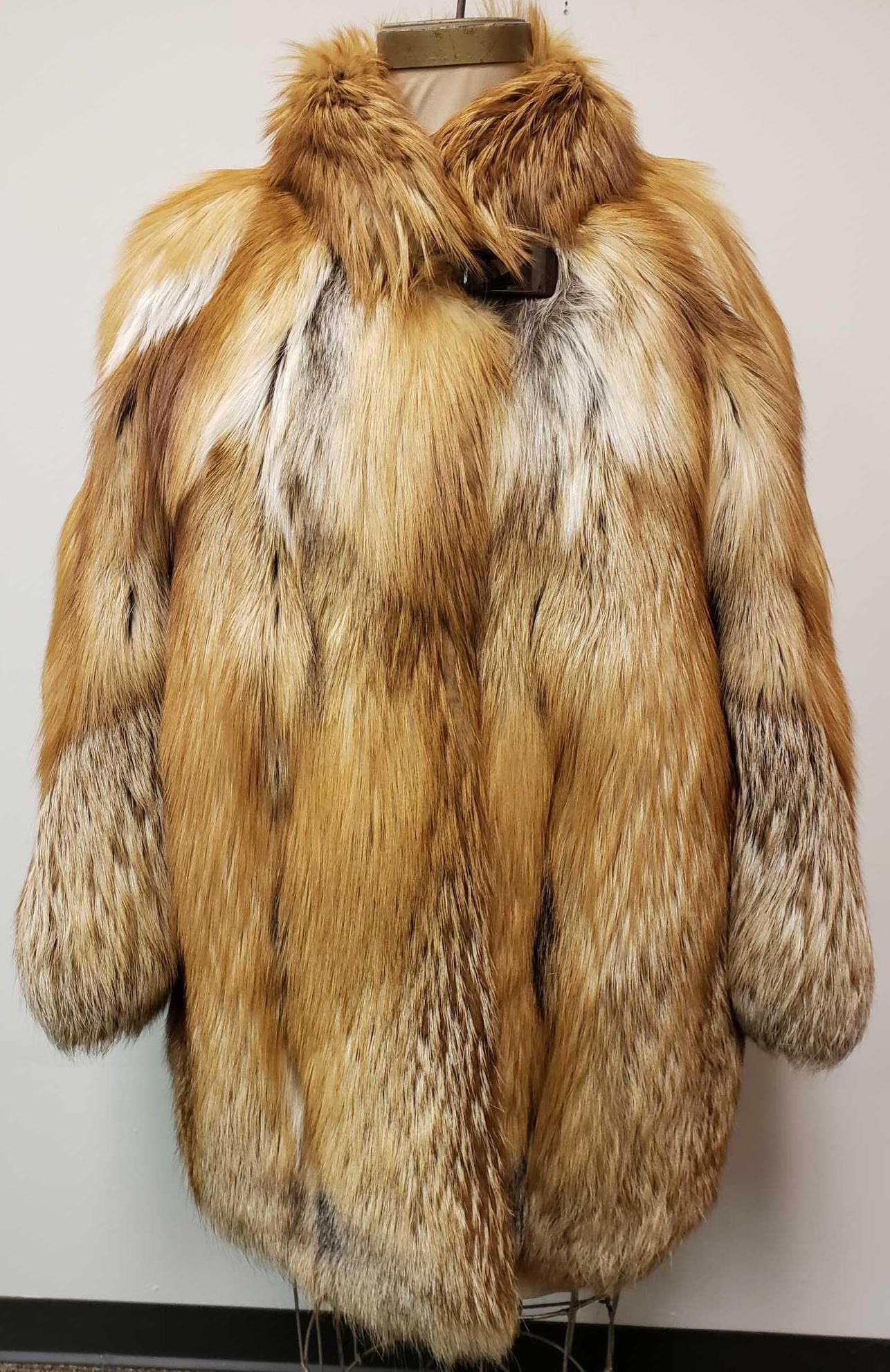 Movrmaski Pellicceria Murmasky Fur Coat: Movrmaski Pellicceria Murmasky Fur Coat. This fur coat is in great used condition. There is no known damage to the interior or exterior of the coat. The coat has a brown interior fabric lining and an