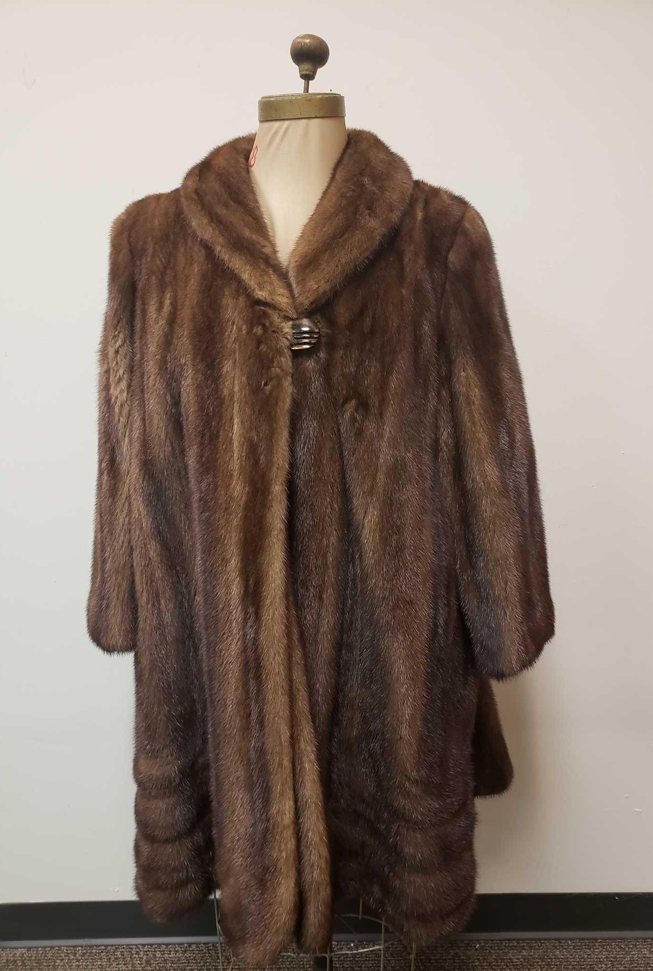 Pelliccerie Daria Silvi Marina Mink Fur Coat: Pelliccerie Daria Silvi Marina Mink Fur Coat. This fur coat is in great used condition. The interior and exterior show no known signs of damage. The interior lining is brown fabric with aÂ Pelliccer