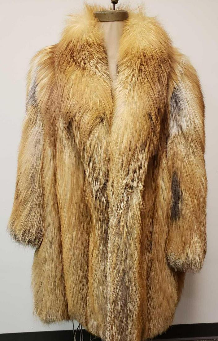 Moda Pelle Daria Made in Italy Red Fox Fur Coat: Moda Pelle Daria Made in Italy Red Fox Fur Coat. This fur coat is in great used condition. There is no known interior or exterior damage. The interior has a light brown fabric lining. The coat has two