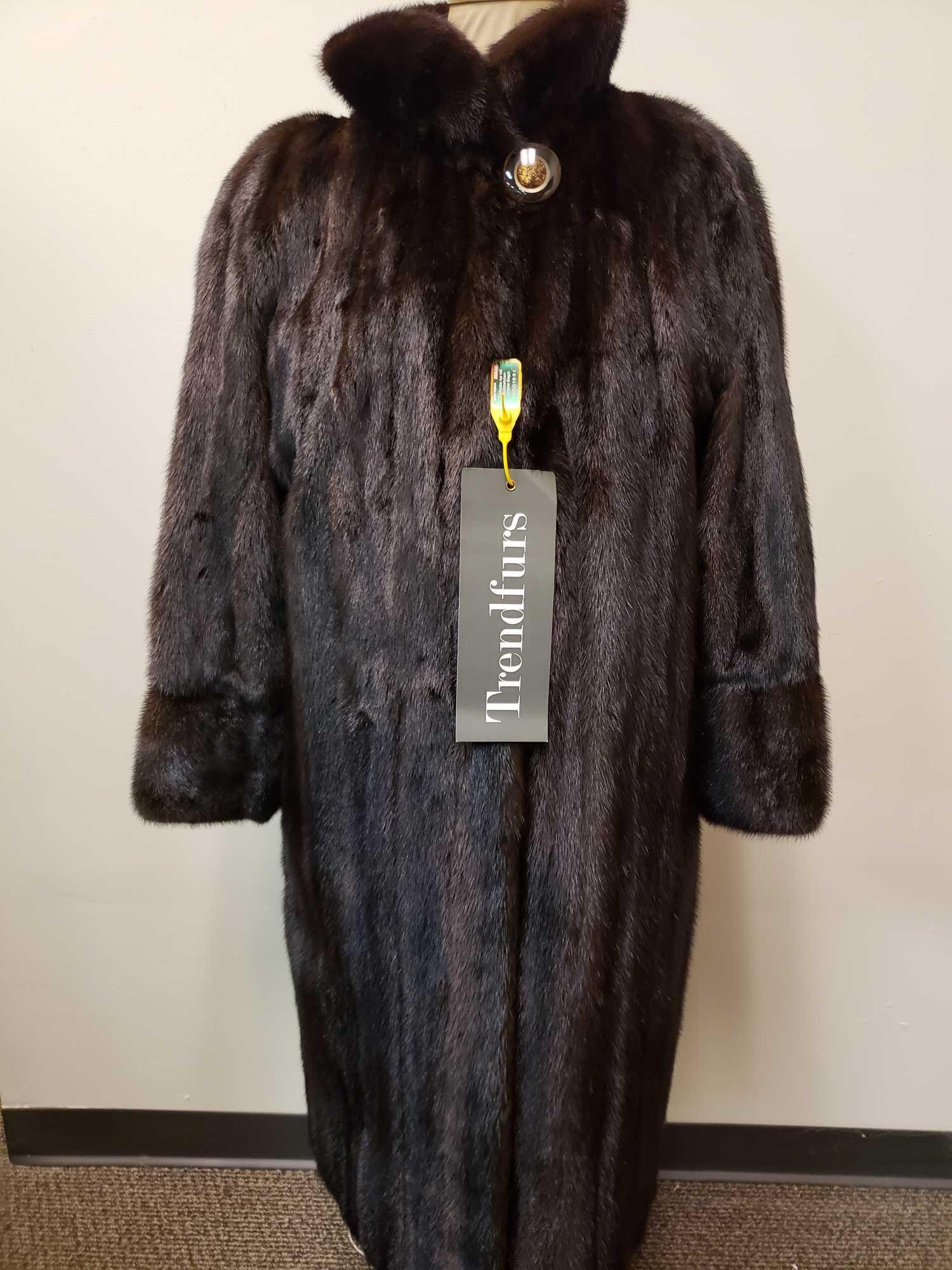 Trendfurs Atelier Gerner Augsburg Mahogany Mink Fur: Trendfurs Atelier Gerner Augsburg Mahogany Mink Fur Coat. This fur coat is in great used condition. There is no known damage to the interior or exterior of the fur coat. The coat has a brown paisley p