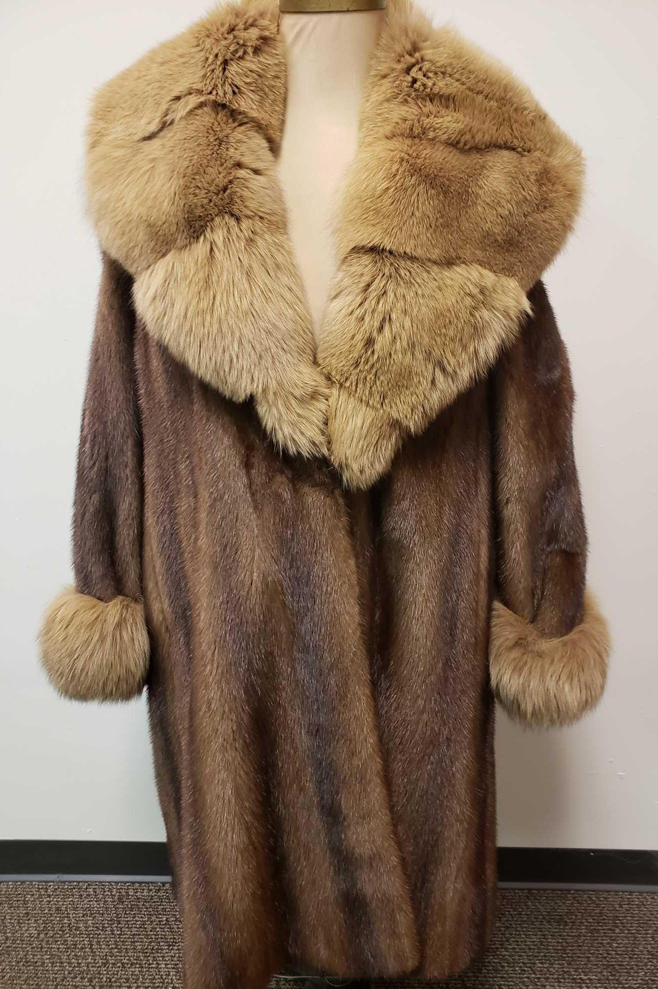 Mink Fur Coat with Fox Fur Collar and Cuffs: Mink Fur Coat with Fox Fur Collar and Cuffs. This fur coat is in great used condition. The coat has no known interior or exterior signs of damage. The interior of the coat has a brown diamond pattern
