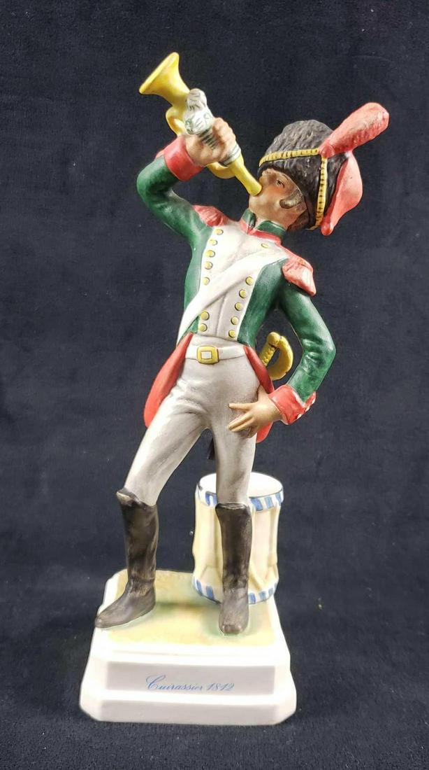 Goebel Soldier Cuirassier 1812: Goebel Soldier Cuirassier 1812. This soldier figurine is in good condition. The sword at the back of the soldier appears to have broken in half. The soldier has some light soiling and needs to be clea