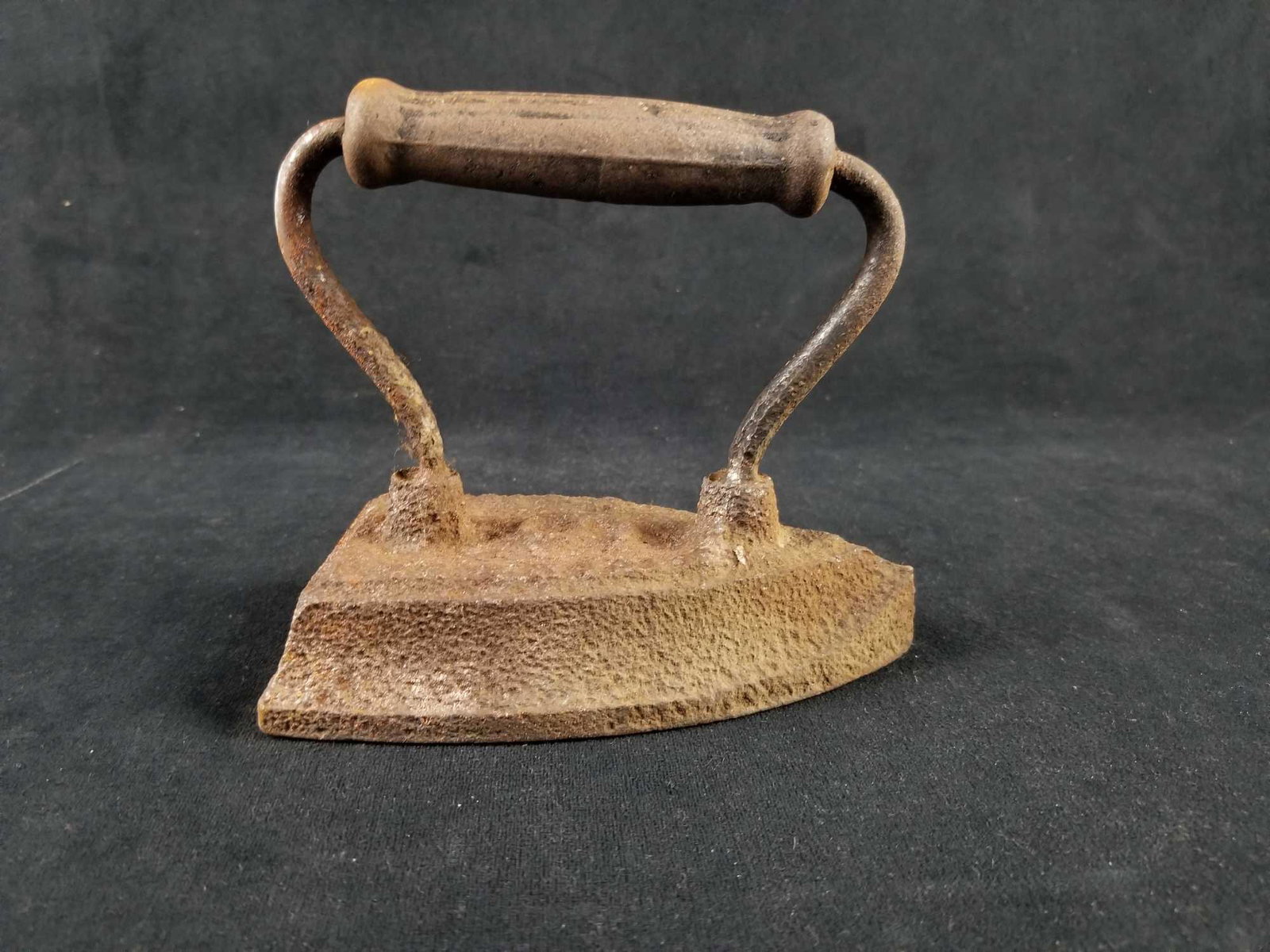 Vintage No6 Cast Flat Iron: This old Cast Flat Iron No.6 is in great vintage condition. For Decorative purposes only. Could make a great bookend or doorstop holder as well. Measures 6" x 5 1/2" x 3.5".Â