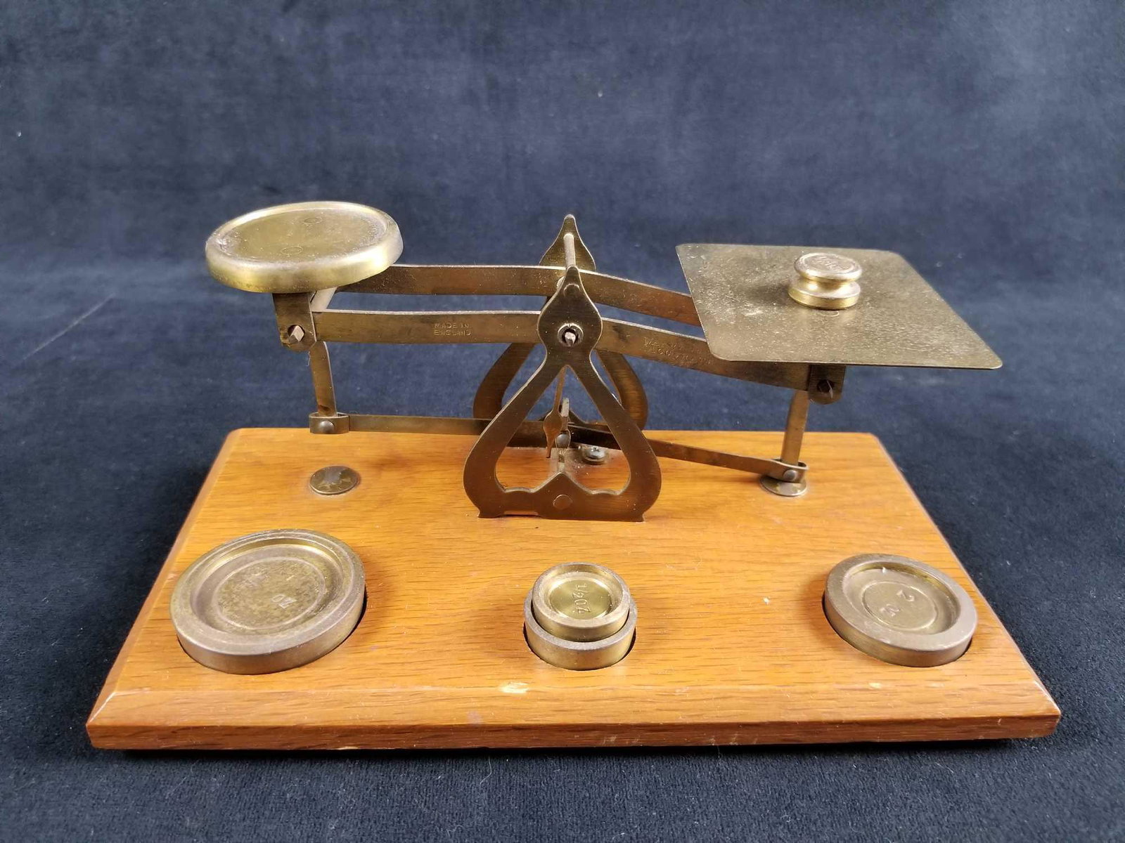 Vintage Brass Postal Weight or Transaction Scale with 4: This vintage brass postal weight or transaction scale includes 4 weights (4 oz, 2 oz, 1 oz, and (2) 1/2 oz). Made in England. This piece is from the early to mid 1900's, good used condition with no si