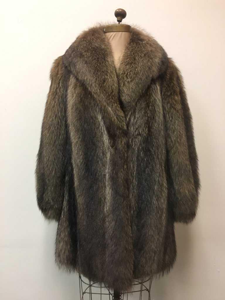 Fine Raccoon Fur Mid Length Coat: Fine Raccoon Fur Mid Length Coat; a nice coat showing silverÂ undertones. It shows a single clasp and two (2) concealed front pockets, TheÂ acetate lining is dark brown. The coat is in excellent c