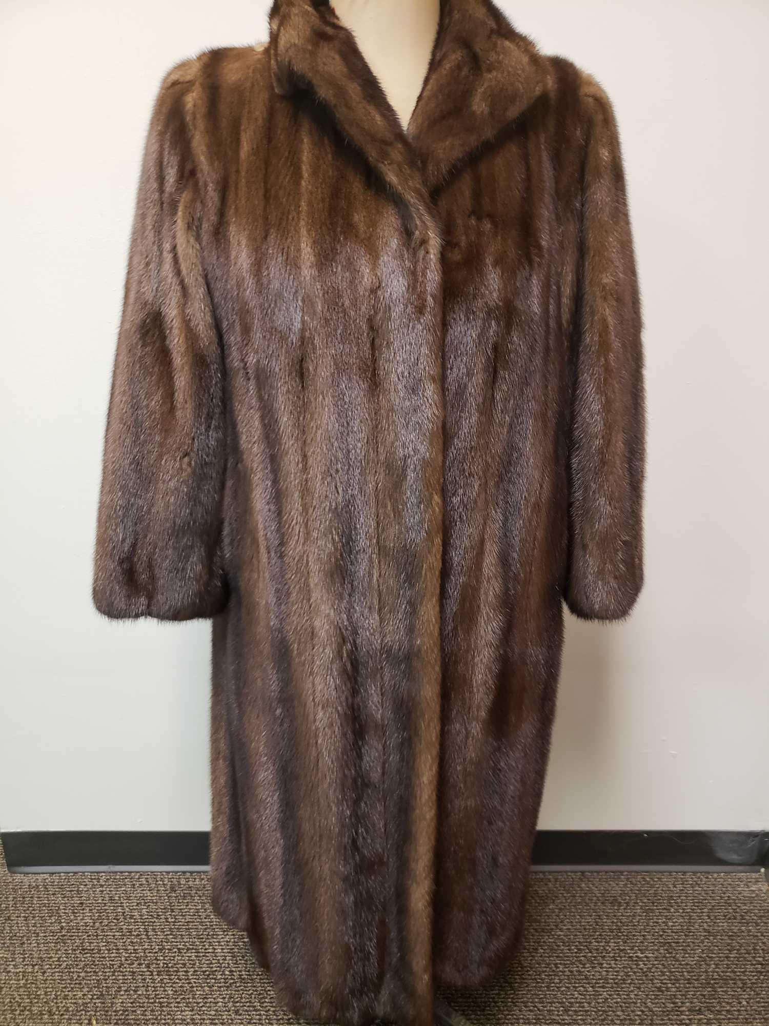 Pelzmoden Tillmans Full Length Mink Fur Coat: Pelzmoden Tillmans Full Length Mink Fur Coat. This mink fur coat is in great used condition. The coat has no known signs of damage to the interior or exterior. Coat has a black fabric lining with a fl