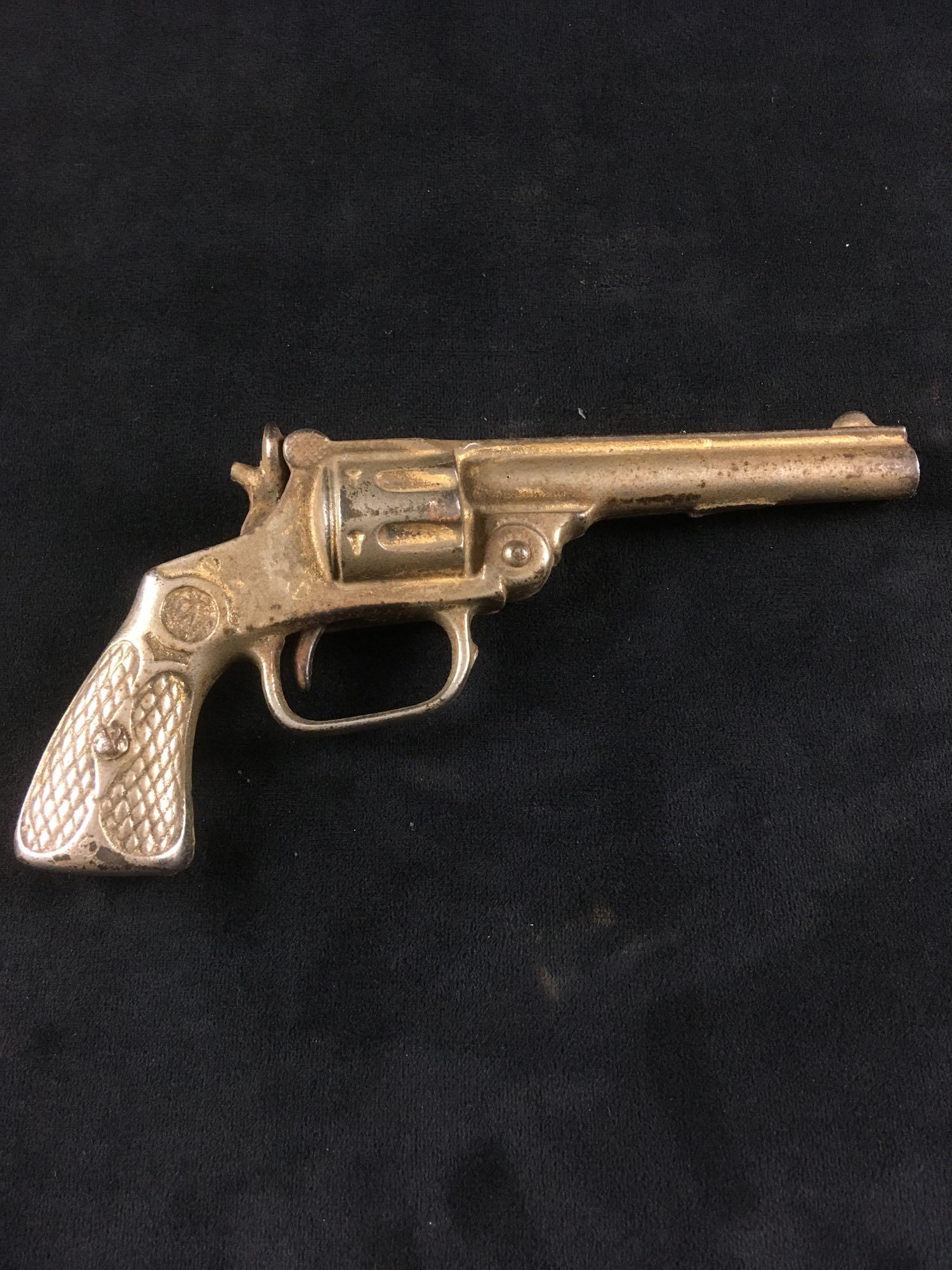 Vintage Toy Cast Iron Cap Pistol Possibly by Kenton: Vintage Toy Cast Iron Cap Pistol Possibly by Kenton; this toy gun is not marked by the maker, it appears to a toy made by Kenton Toy Manufacturing of beautiful Kenton, Ohio. The toy is in good conditi