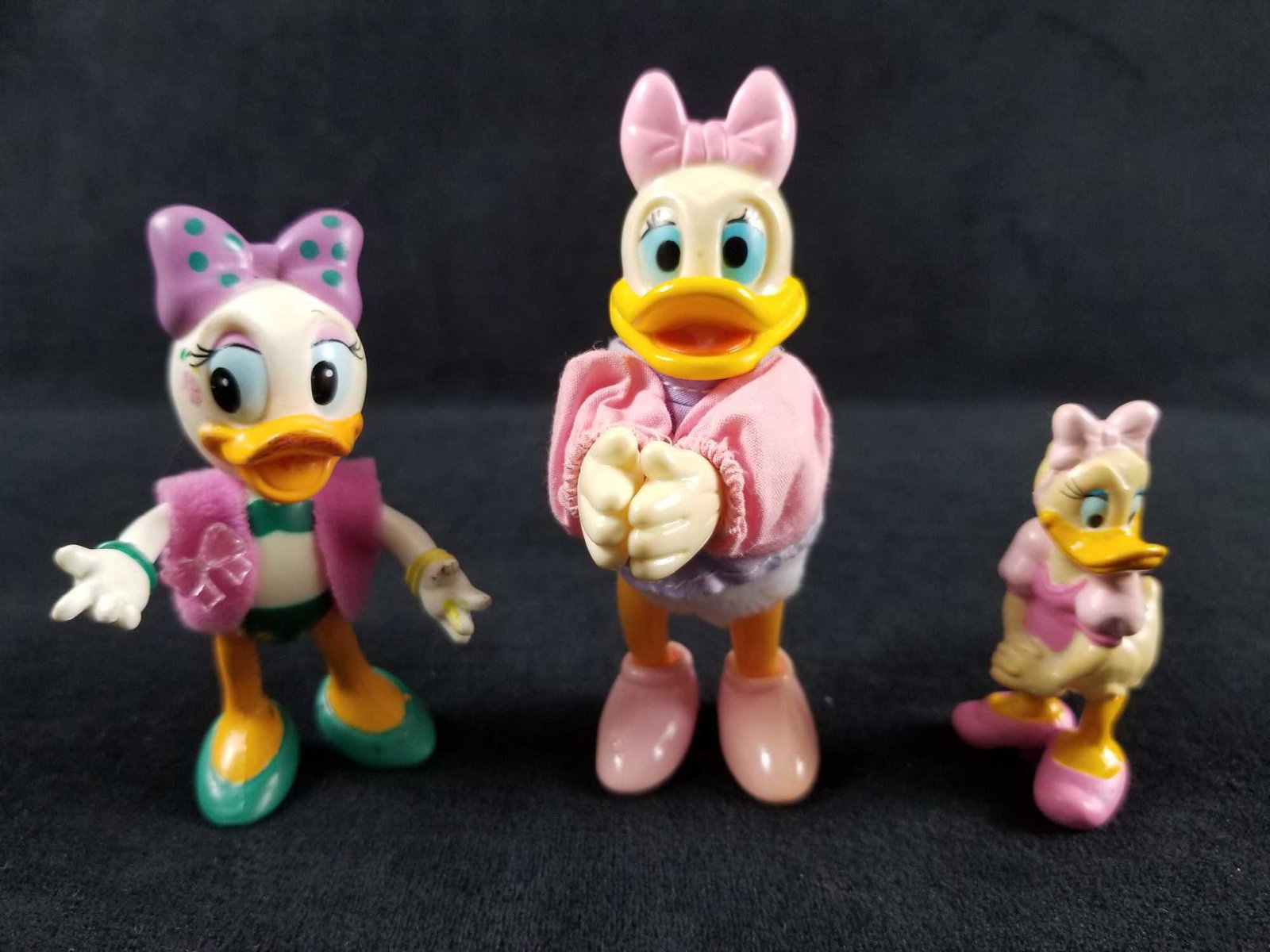Lot of 3 Vintage Daisy Duck Figure Plastic Jointed: Lot of 3 Vintage Daisy Duck Figure Plastic Jointed Rubber Clip This ''feathered'' fashionista is always ready to drop by for a visit. Standing tall in her signature purple and pink, she is ready to be