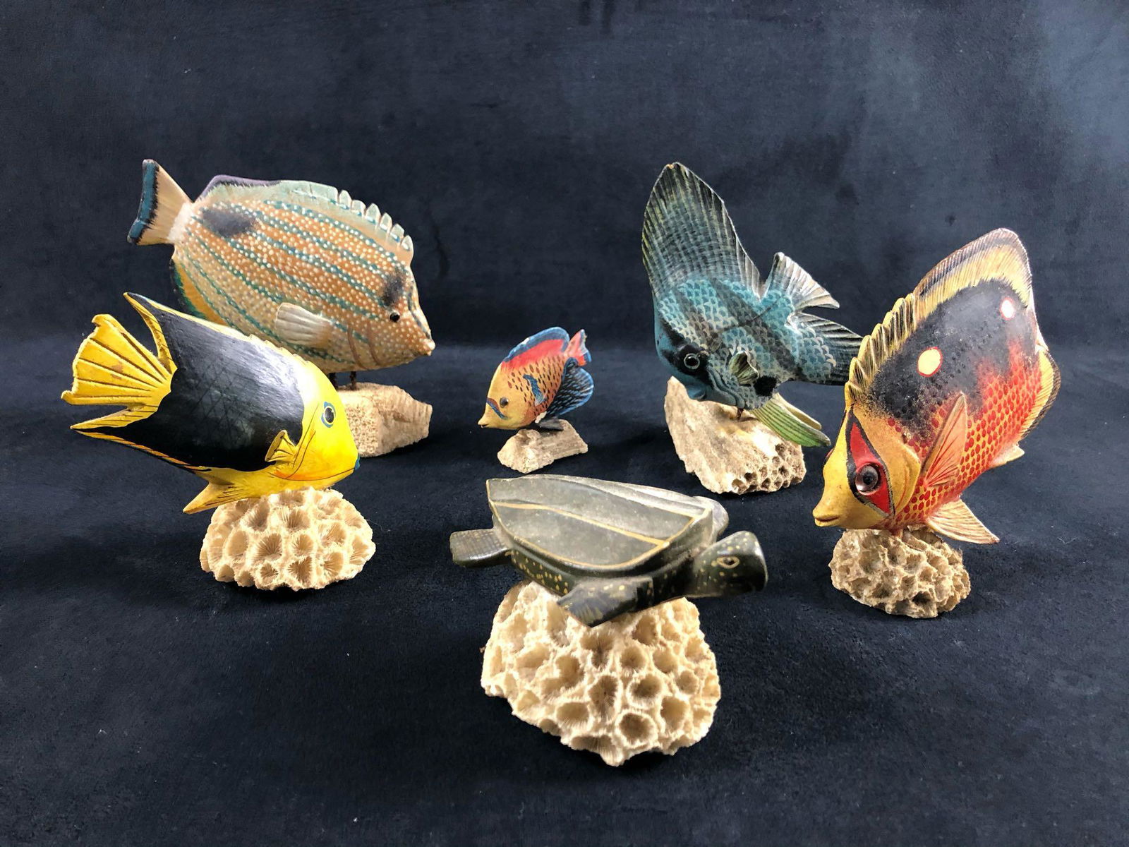 Lot Of 6 Hand Carved Painted Wooden Fish Turtle: Lot Of 6 Hand Carved Painted Wooden Fish Turtle Tropical Self Standing On Coral Base A lot of five hand-painted free-standing tropical fish and one turtle on coral. All the fish and turtle are pegged