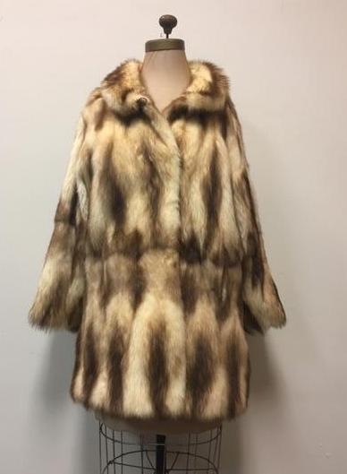 Very Fine Cross Mink Fur Jacket by Canali: Very Fine Italian Cross Mink Fur Jacket by Canali; this coat shows a beautiful mahogany color that ranges from tawny blond to deep brown. and a single clasp. There are two (2) concealed pockets in the