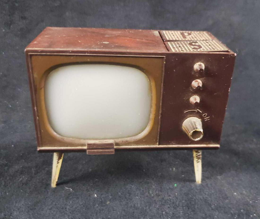 Vintage Television Novelty Set Salt and Pepper Shakers: Vintage Television Novelty Set Salt and Pepper Shakers. This salt and pepper shaker set is in great condition. It appears some of the paint has worn off the legs but otherwise there is no substantial