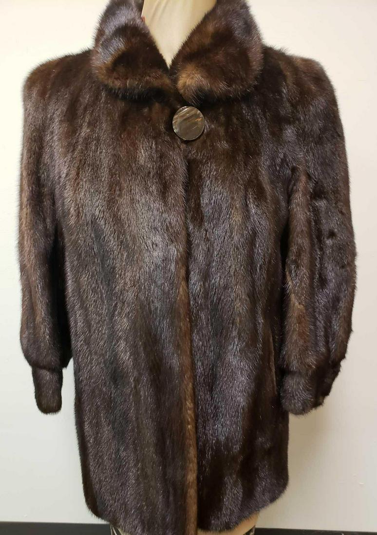 Pelz Vliege Mink Fur Coat: Pelz Vliege Mink Fur Coat. This fur coat is in great used condition. The coat has no known signs of interior or exterior damage to it. Coat has a black fabric interior lining with the Pelz Vliege tag