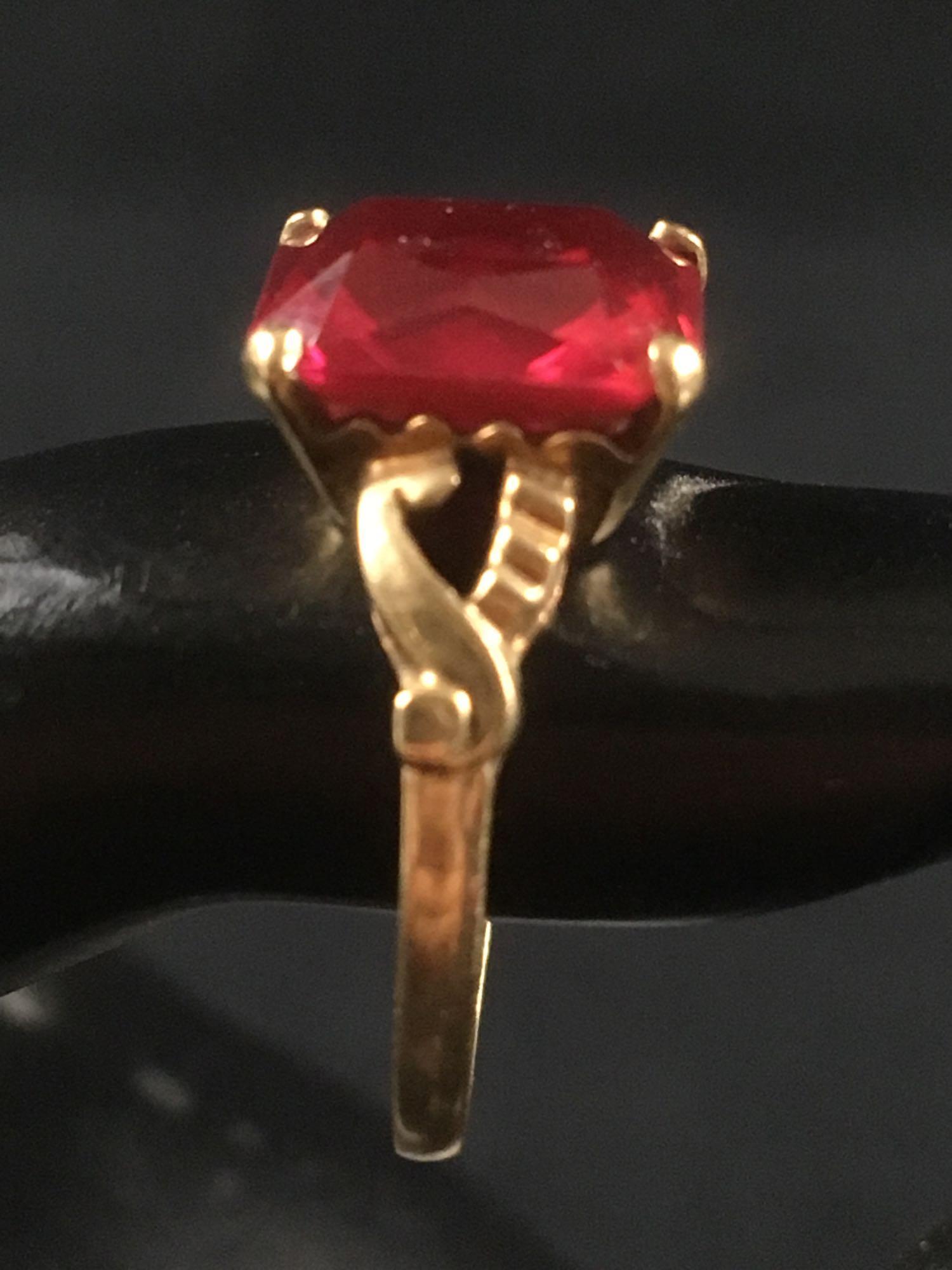 Ruby Like Radiant Cut Ring with 10k Gold Ring: Ruby Like Radiant Cut Ring with 10k Gold Ring. This ring is in good condition. Appears to have some scratching on the gold ring that needs to be polished out. Ring is a size 5 3/4. Total weight 2.2g.�