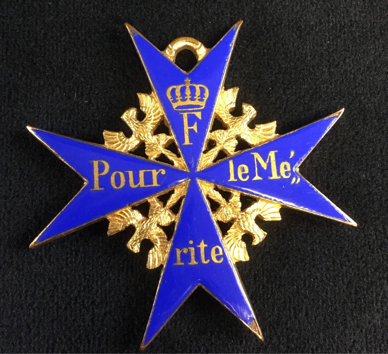 Fine and Rare Pour le Merit Blue Max Prussian Military: Fine and Rare Pour le Merit "Blue Max" Prussian Military Award; the piece is from the estate of a very avid collector of military memorabilia. It is aÂ rare German medal and while we cannot establis