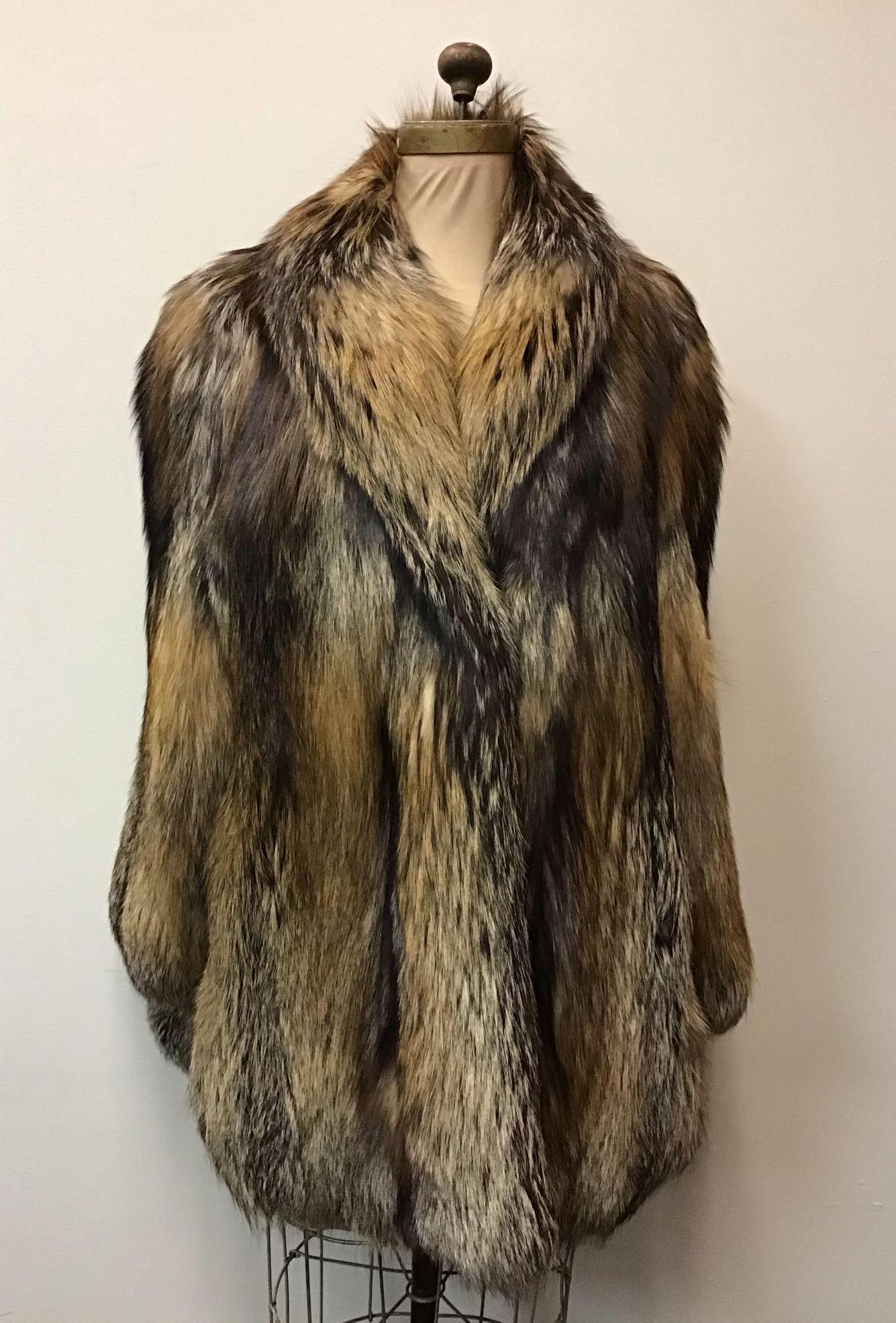 Fox Fur Coat Jacket Vintage Fashion: Fox Fur Coat Jacket Vintage Fashion. Made by an unknown manufacturer. This coat features a dark brown interior linen, two exterior pockets and two hook and clips. It is in good used condition with no