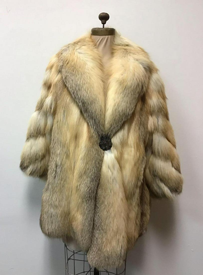 Golden Isle Fox Fur coat Jacket Vintage Fashion: Golden Isle Fox Fur coat Jacket Vintage Fashion. Made by an unknown manufacturer. This coat features a brown floral patterned interior linen, one button closure and exterior pockets. It is in good use