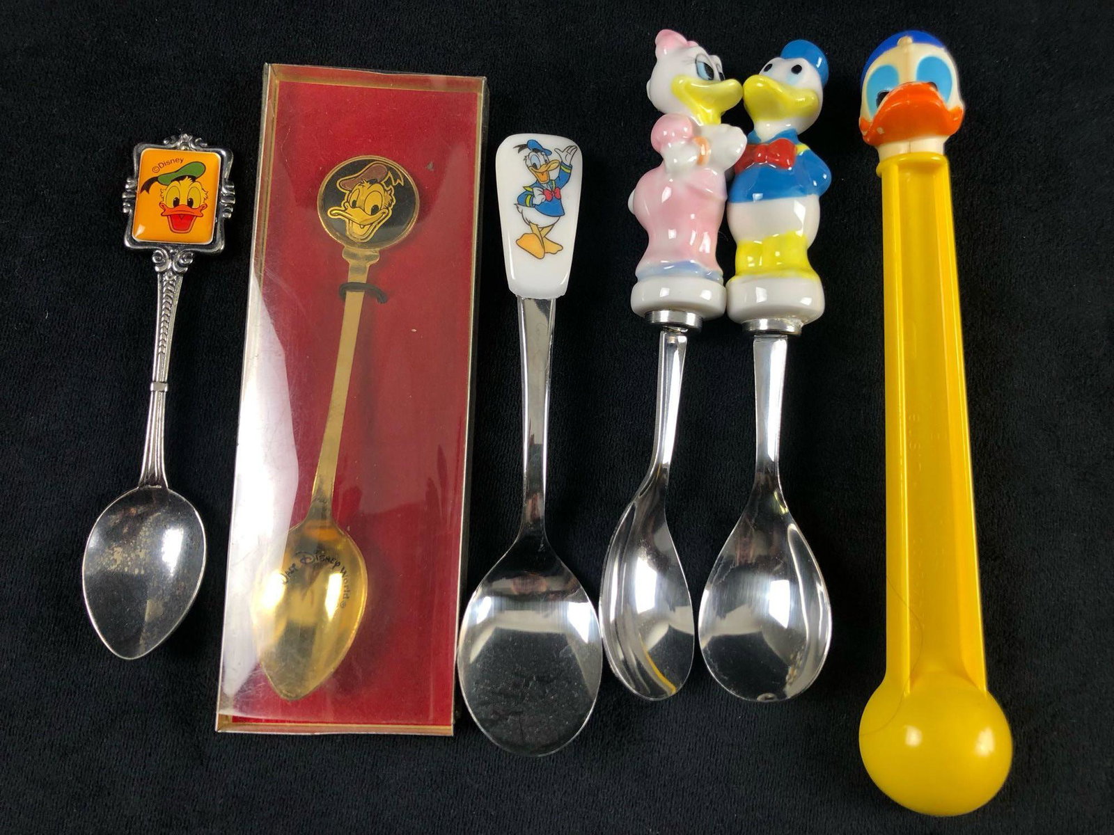 Lot of 6 vintage Donald Duck Spoons Walt Disney: Lot of 6 vintage Donald Duck Spoons Walt Disney Souvenir Collectors Spoon This lot features Donald Duck in his finest poses and expressions and one Daisy Duck. The items are overall in good condition 