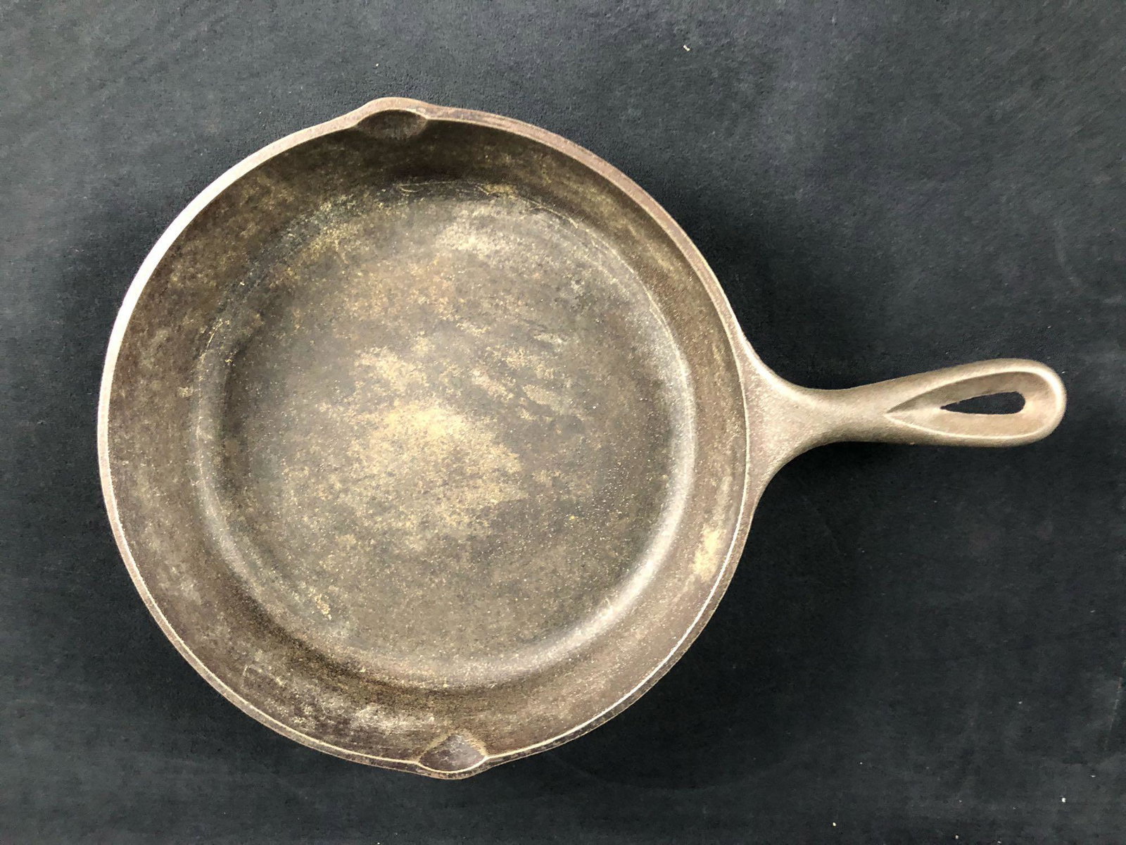Original Cracker Barrel Cast Iron Skillet 10" Vintage: Original Cracker Barrel Cast Iron Skillet 10" Vintage Frying Pan with Heat Ring Home cooks and chefs alike enjoy cooking meals with Lodge Â® cast iron cookware, a favorite for generations. Each piec