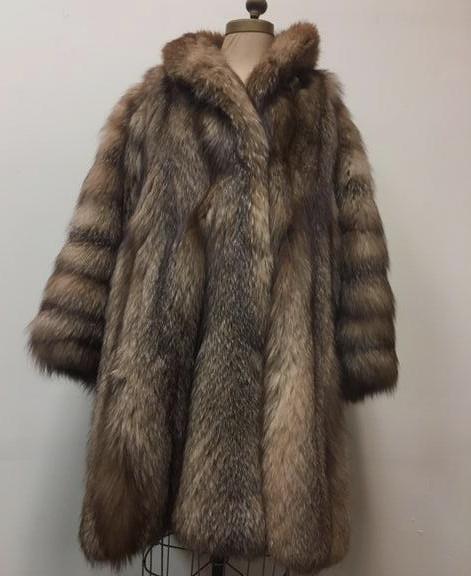 Fine Vinico PajaroÂ Crystal Fox Fur Wrap Style Jacket: Fine Vinico PajaroÂ Crystal Fox Fur Wrap Style Jacket; this is a very fine Fox fur coat and shows the label "Conbipel". The lining is marked "Vinico Pajaro". It is a high quality coat. It shows two 