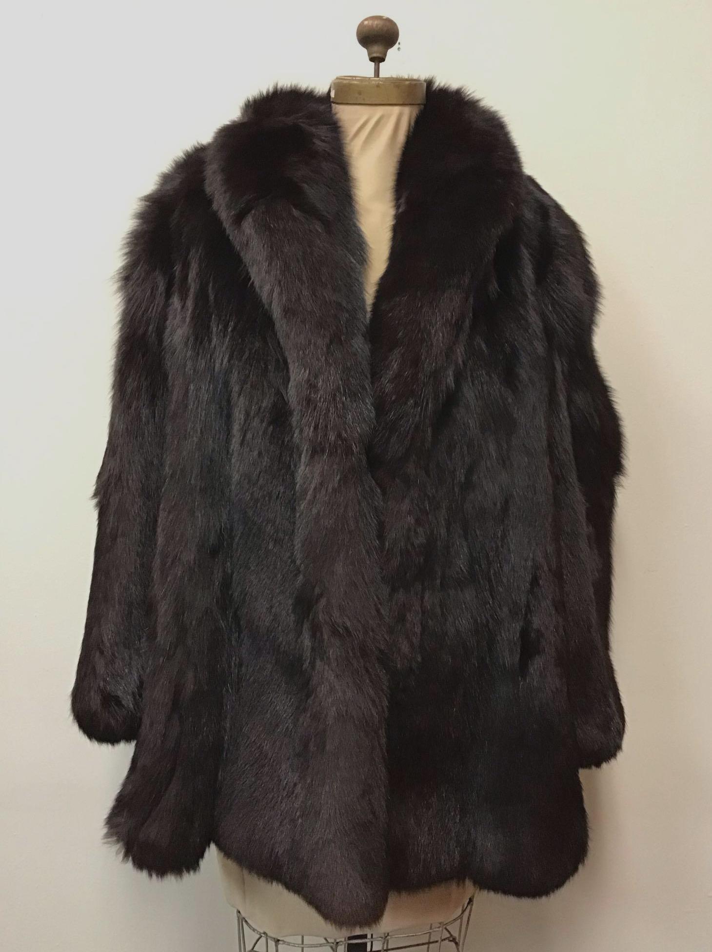 Dark Brown Fox Fur Coat Jacket Vintage Fashion: Dark Brown Fox Fur Coat Jacket Vintage Fashion. Made by an unknown manufacturer. This coat features a black interior linen with embroidered "squares", two exterior pockets, one hook and clip, and one