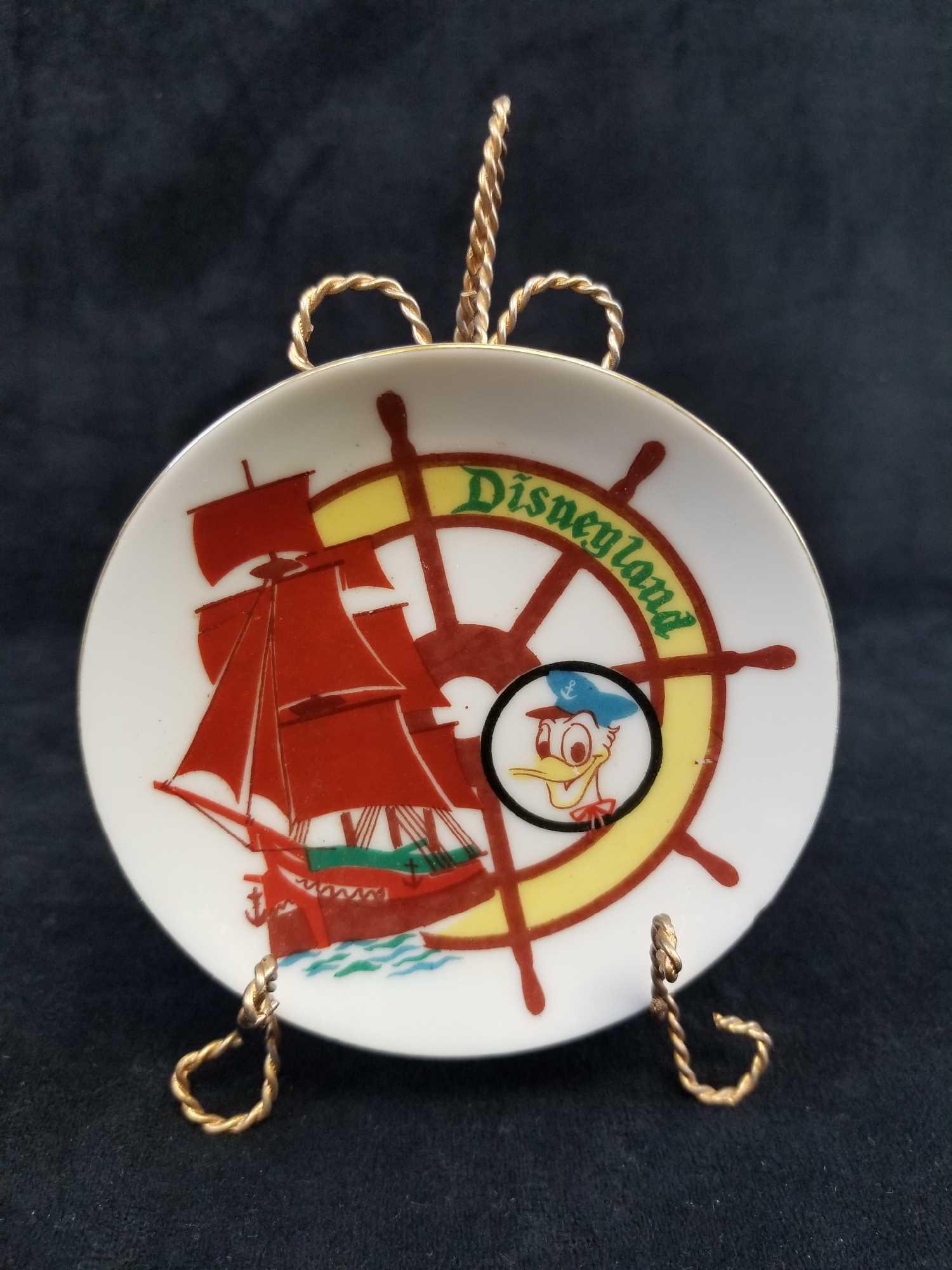 Small Disneyland Porcelain Donald Duck Dish And Display (1 of 4)