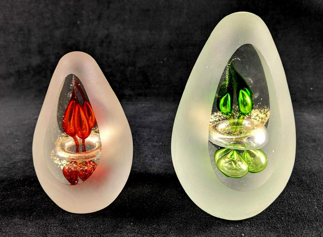 Set Of Two Frosted Glass Paperweights 3D Art Glass: This is for an set of two egg shaped frosted glass paper-weights with an beautiful and colorful design inside. Comes with one large green egg which measure approx 4" x 6" and an smaller red egg which 
