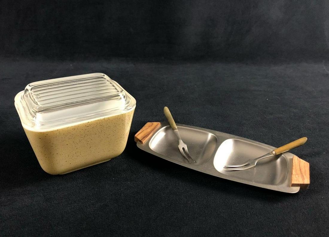 A Lot Of 2 Vintage Household Sand Gold Pyrex 501 B 12O: A Lot Of 2 Vintage Household Sand Gold Pyrex 501 B 12O 1 1/2 Cup Silverplate Tray This lot features 2 vintage household kitchen items. The items are in great condition with no known chips or cracks, b