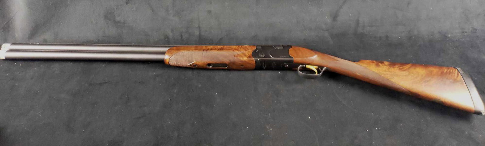 Vintage 12 GA Over Under Shotgun Orvis Berretta: Vintage 12 GA Over Under Shotgun, Orvis Berretta Uplander Model; a very fine and beautiful gun. It is stored in original soft case. From the date code, this weapon was manufactured in 1992. It shows a