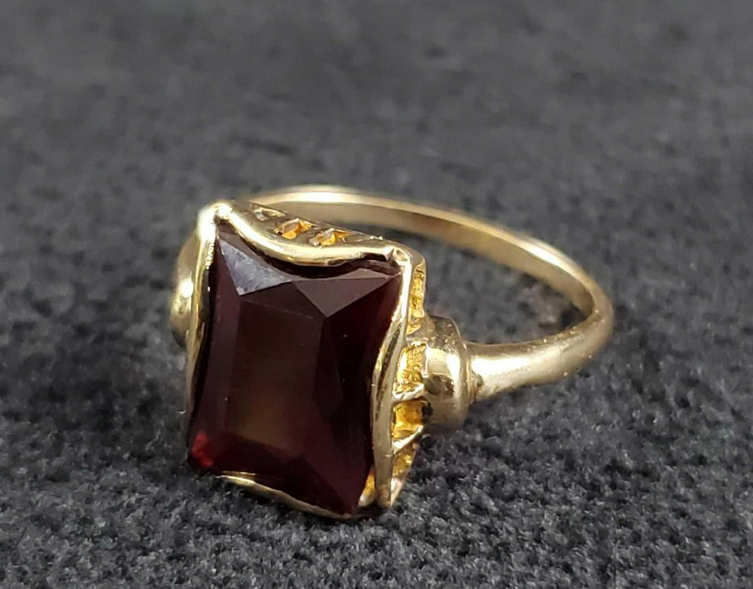 10K Gold Garnet Ring Size 6: This 10K gold Garnet ring is a size 6. Rectangular shape. It is in very good used condition with very minor scuffs on band and no known damages to the garnet. Total weight: 2.2g.