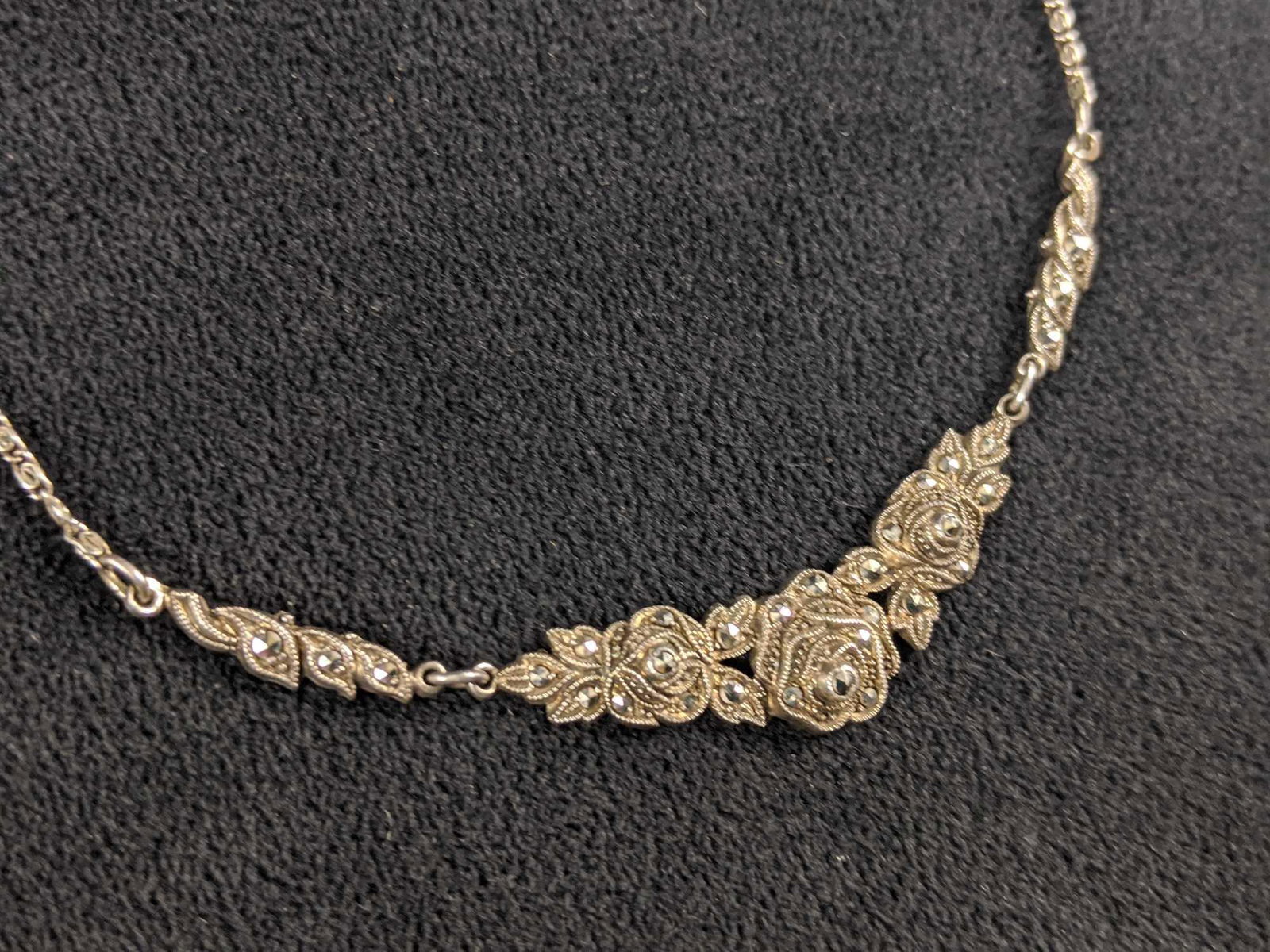 Vintage Sterling Marcasite Rose Choker Necklace: Vintage Sterling Silver Marcasite Rose necklace. Choker style (16 inches). In very good condition with no known damages; some tarnish. Weighs a total of 7.3g.Â