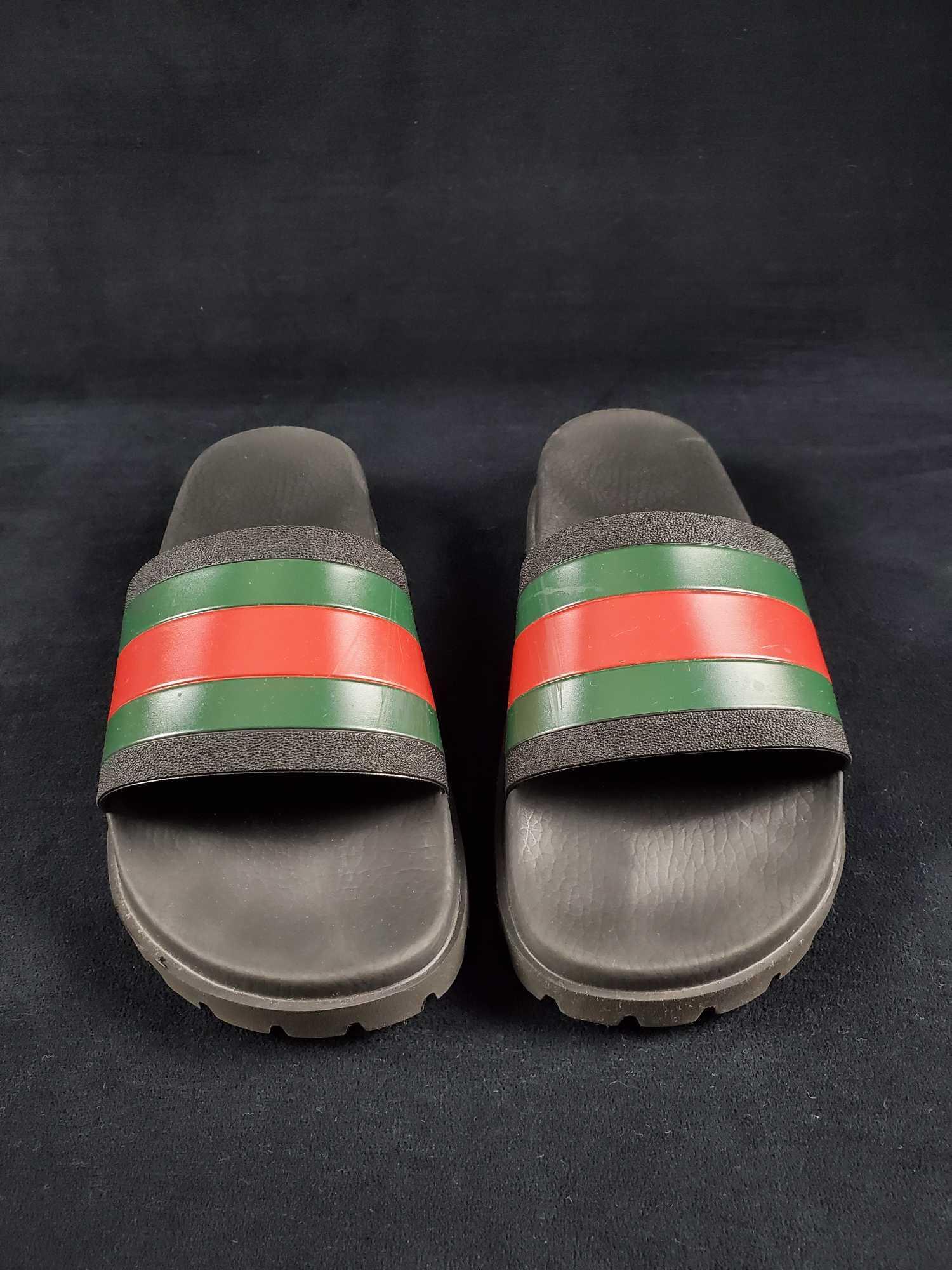 Mens Rubber Gucci Flip Flops Sandals Slides S 11: Black Gucci slides with a green and red web with a molded rubber foot bed and sole. Made in Italy. Do appear to be authentic. Current and very popular design. Size 11. Shoes are in good, unused condit