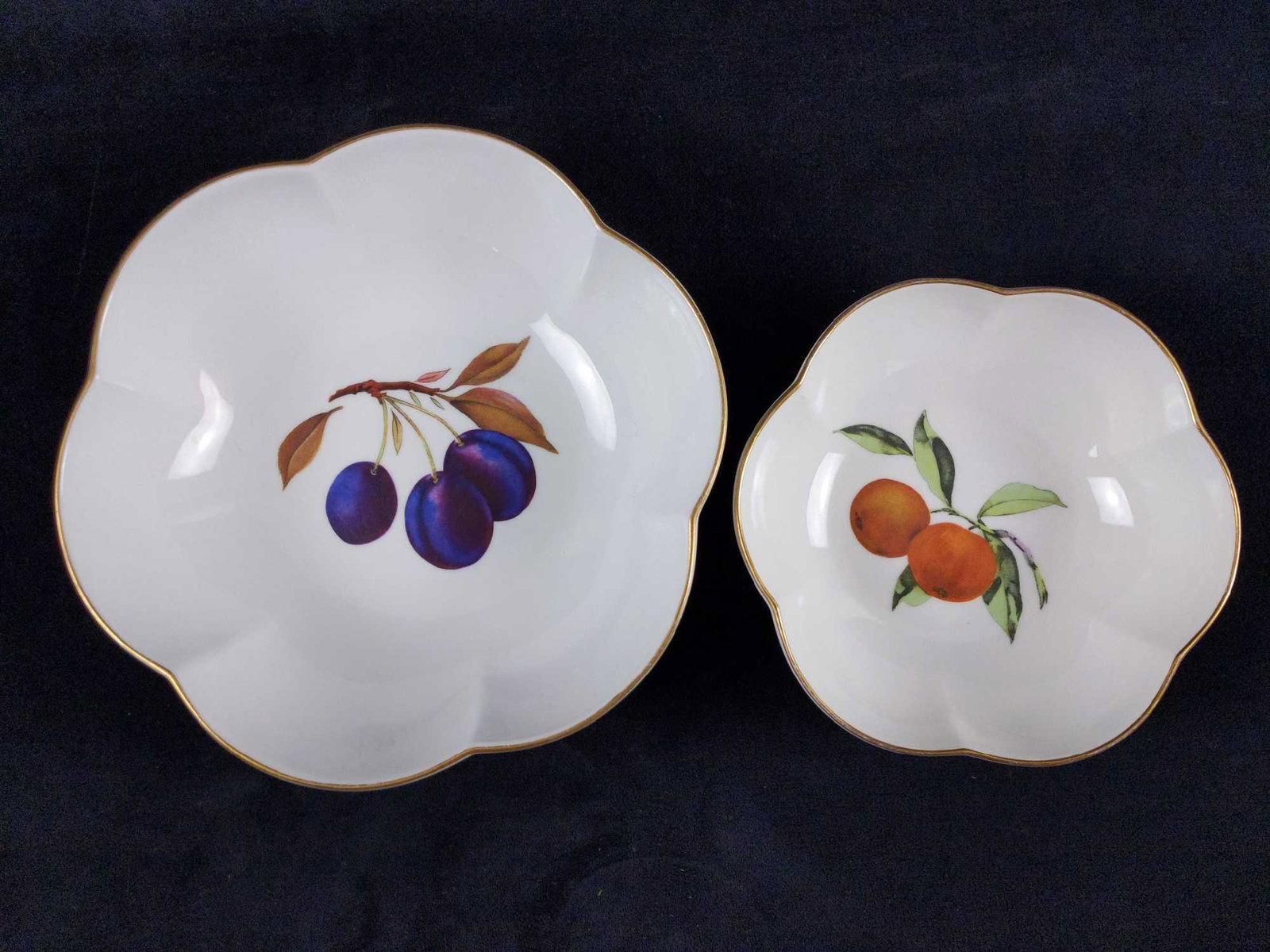 1961 Vintage Evesham Scalloped Bowls With Fruits Lot of: 1) Evesham Royal Worcester Fine Porcelain Scalloped bowl with different fruit designs and a gilded trim. The gilded trim has rubbed off a bit in some areas due to normal handling. This bowl has no kno