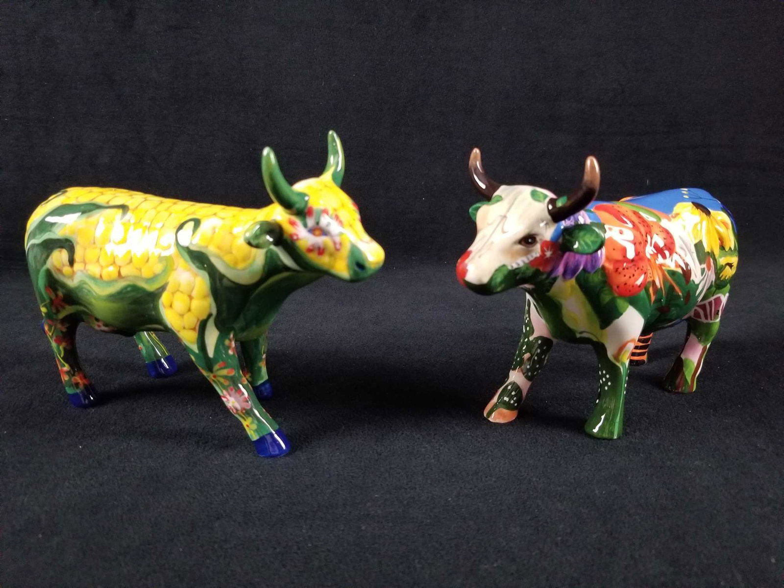 CowParade Georgia O'Cowffe 2007 Corn on the Cow 2004: CowParade Georgia O'Cowffe 2007 Corn on the Cow 2004 Retire Figurine Westland Giftware Collectable This lot features two detailed replicas of a cow from the official CowParade event. In great conditio