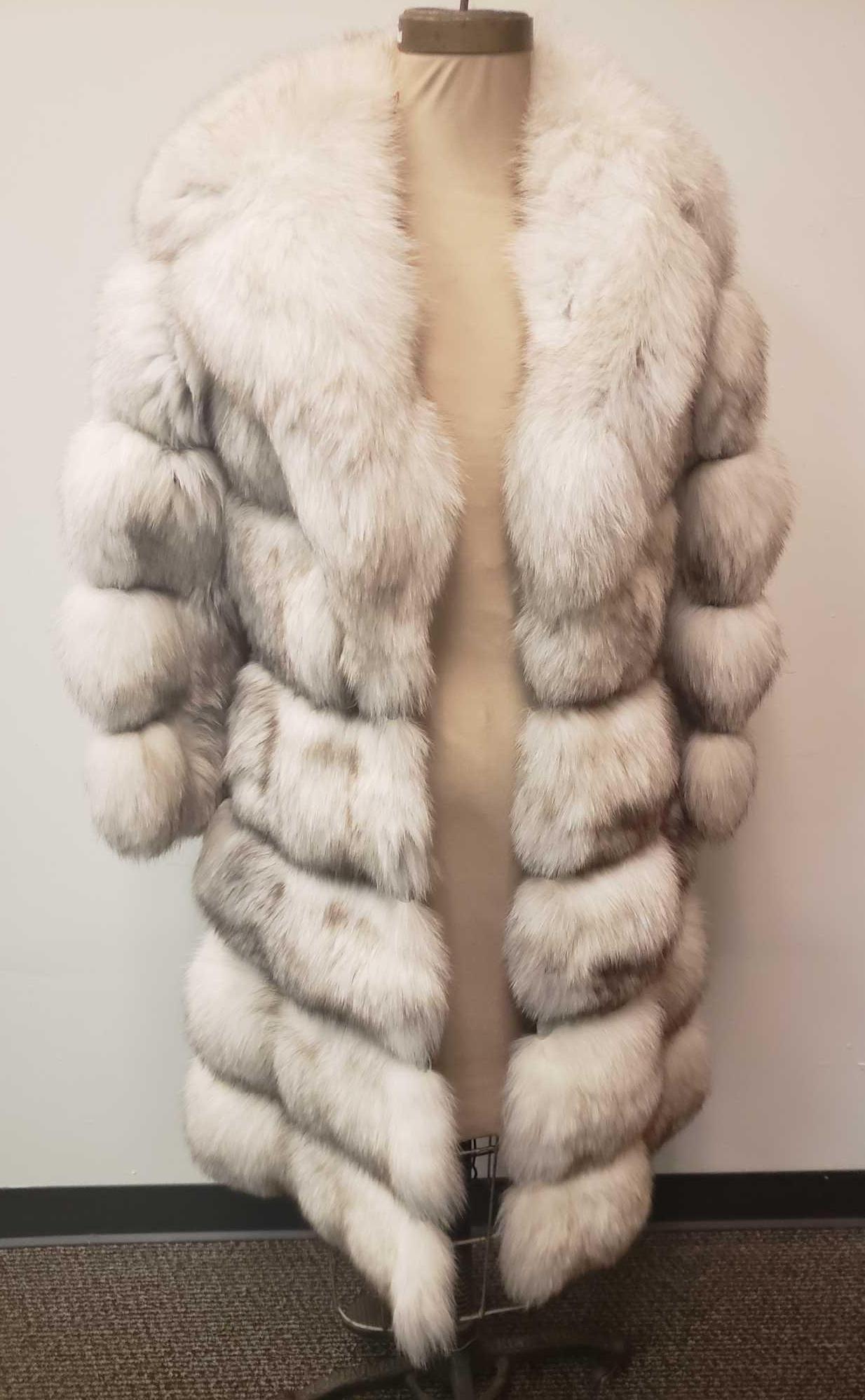 Fabiani Arctic Marble Fox Fur Coat: Fabiani Arctic Marble Fox Fur Coat. This fox fur coat is in great used condition. There are no known signs of damage to the interior or exterior of the coat. The coat has a grayÂ interior and hook a