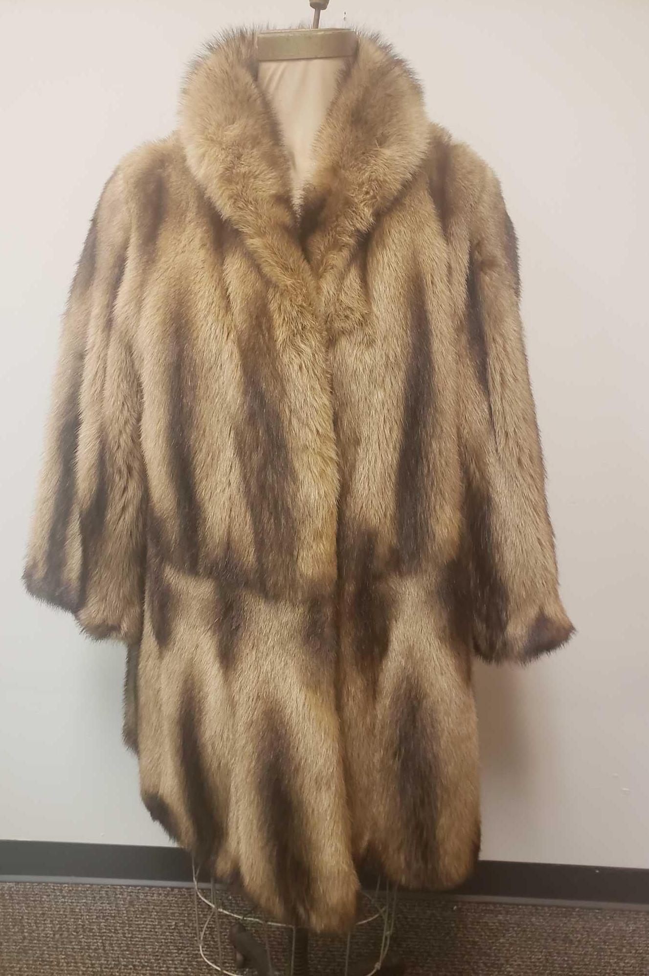 Mary Lise Brown Sable Fur Coat: Mary Lise Brown Sable Fur Coat. This fur coat is in great used condition. The coat has no known interior or exterior damage. The coat has a Mary Lise tag on the interior. The coat was made in Italy, a