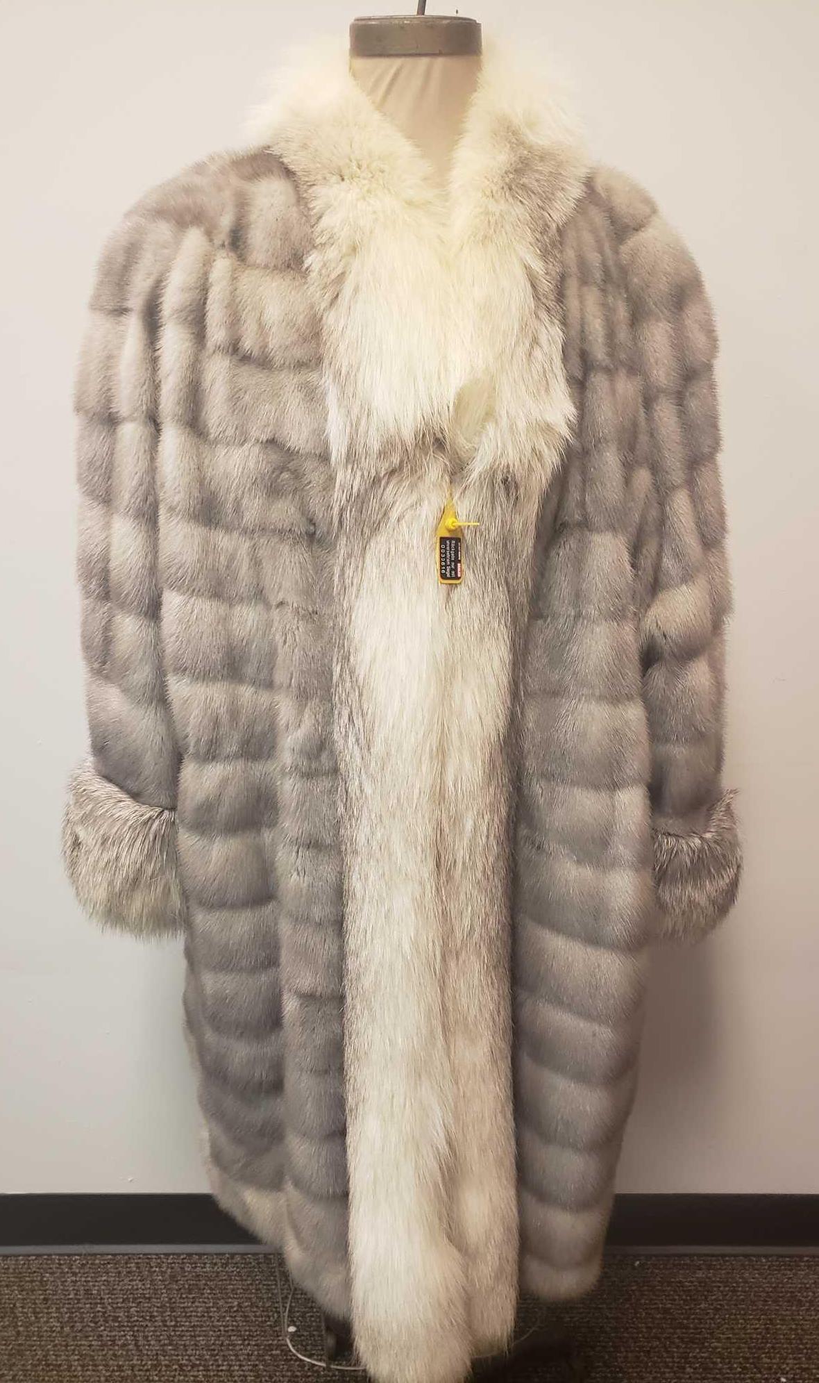 Modes Fourreres Claes Cruetz Sapphire and Mink Coat: Modes Fourreres Claes Cruetz Sapphire and Mink Coat with Arctic Marble Fox Collar. This coat is in great used condition. The coat has no known damage to the interior or exterior of it. The coat has a