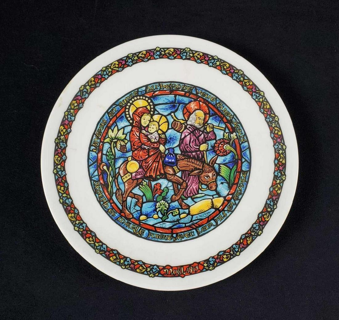 Noel Vitrail 1 by Henri D'Arceau Limoges France 1975: This porcelain decorative plate titled: Noel Vitrail 1 is by Henri D'Arceau; Limoges France. It depicts bold and bright colors and is in very good condition with no known damages. Measures approx 8 1.