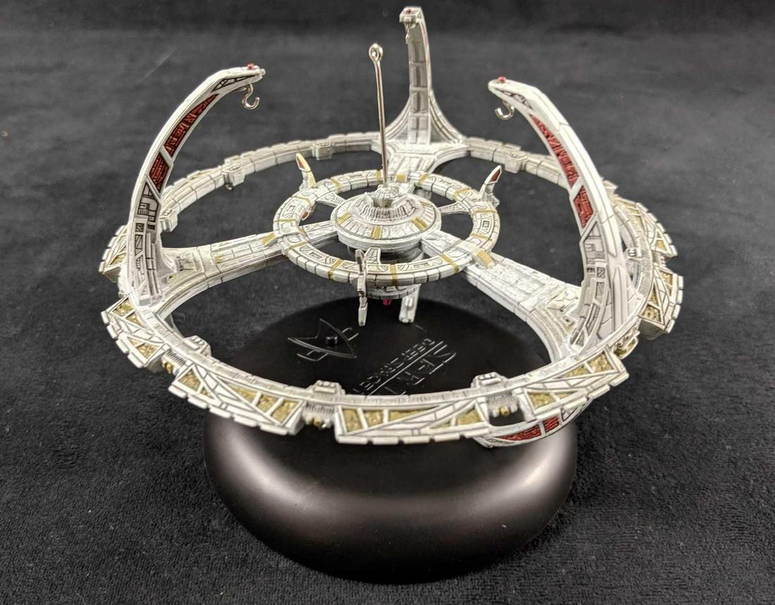 Space Station Deep Space 9: STAR TREK DS9  2001 (1 of 8)
